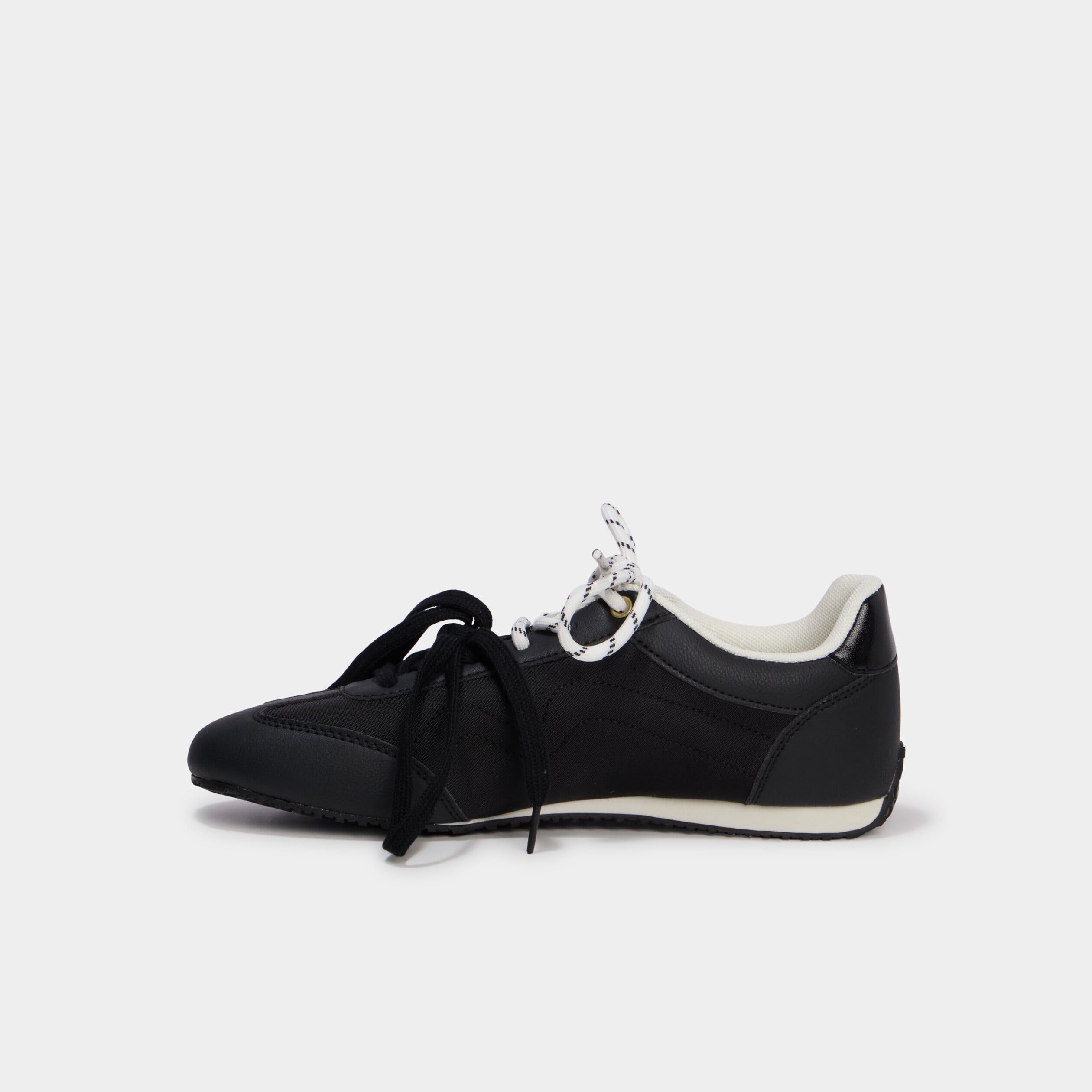 Baskets &agrave; lacets doubles semelle fine noir femme