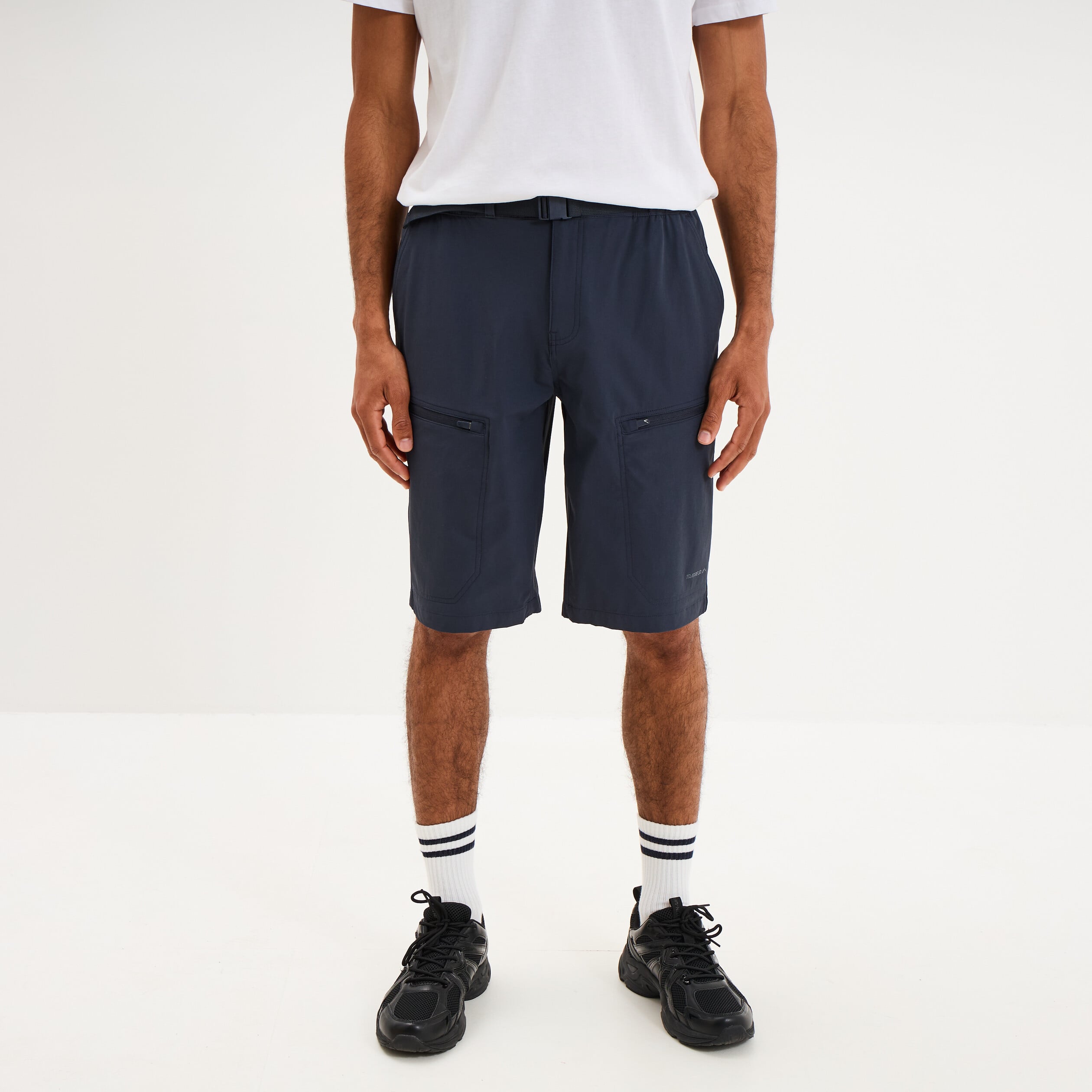 Short de randonn&eacute;e respirant gris fonc&eacute; homme