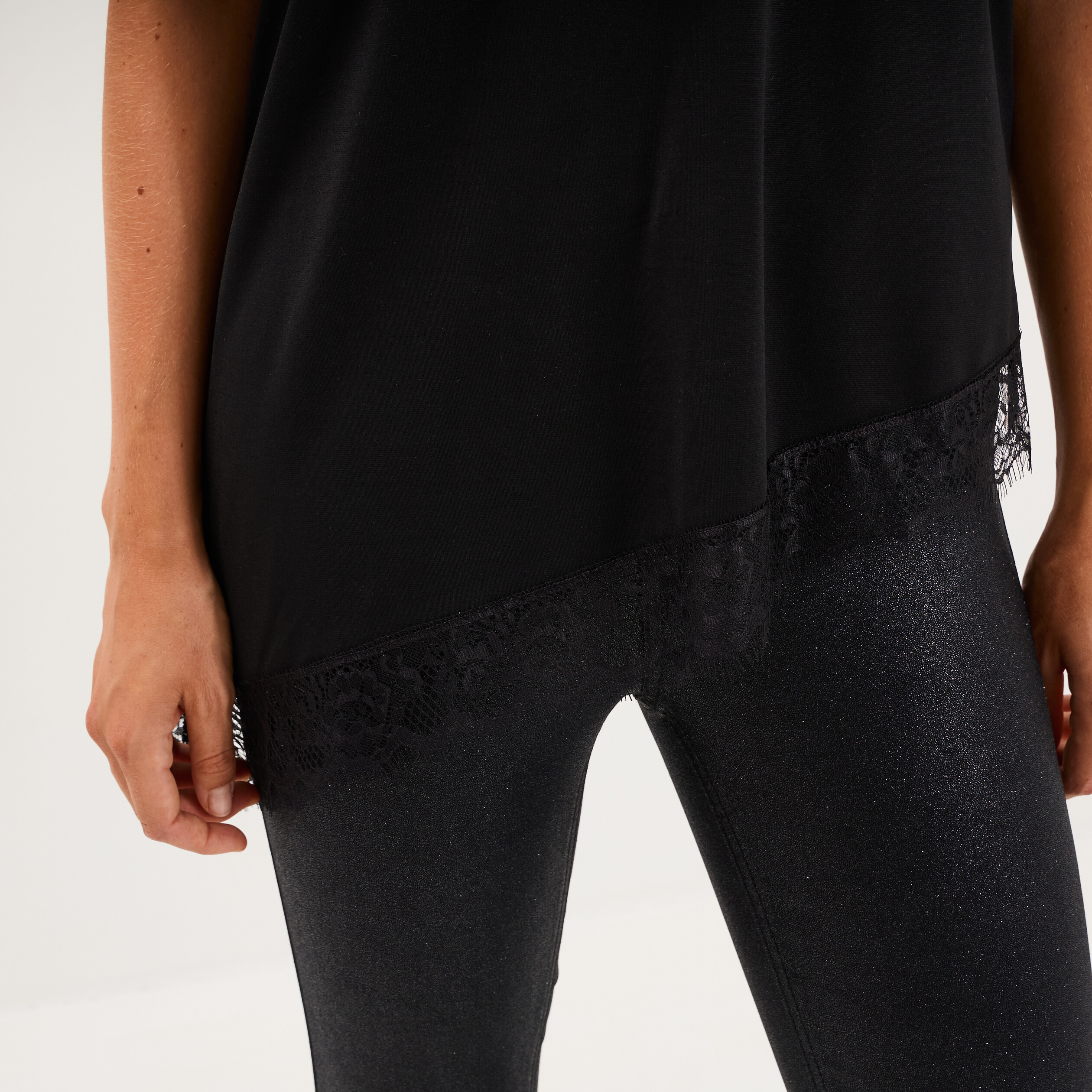 T-shirt asym&eacute;trique &agrave; dentelle noir femme