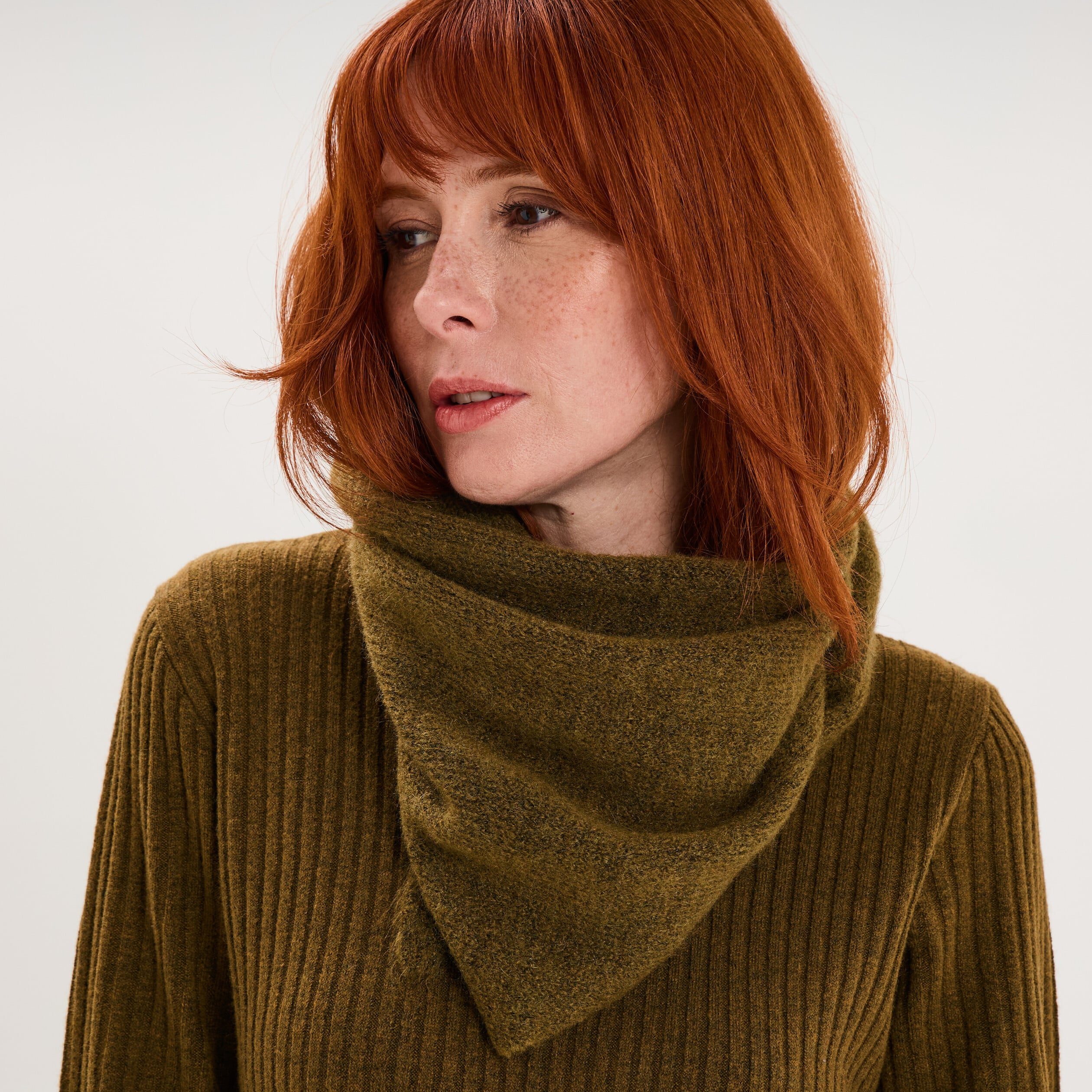 &Eacute;charpe triangulaire en maille douce vert olive femme