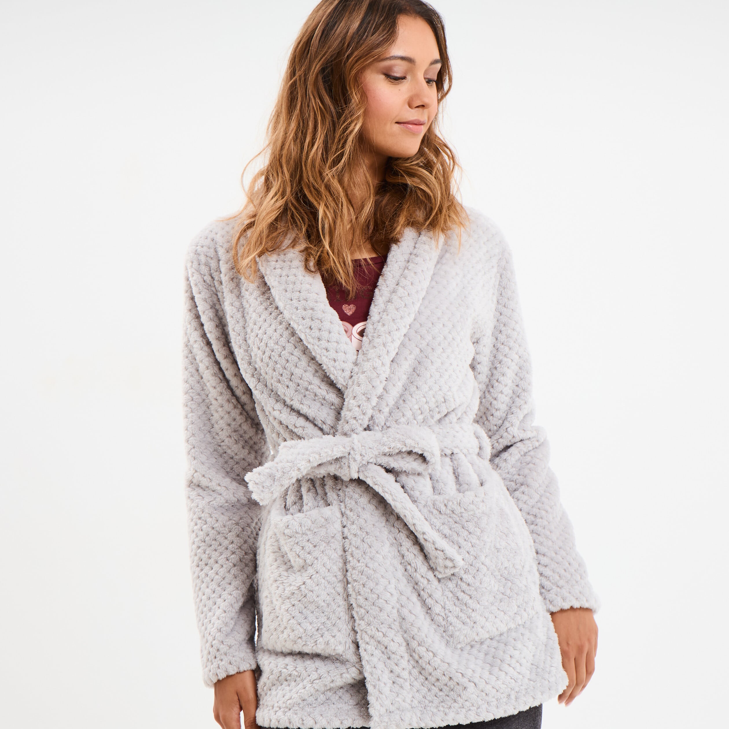 Peignoir mi-long effet polaire ceintur&eacute; gris clair femme