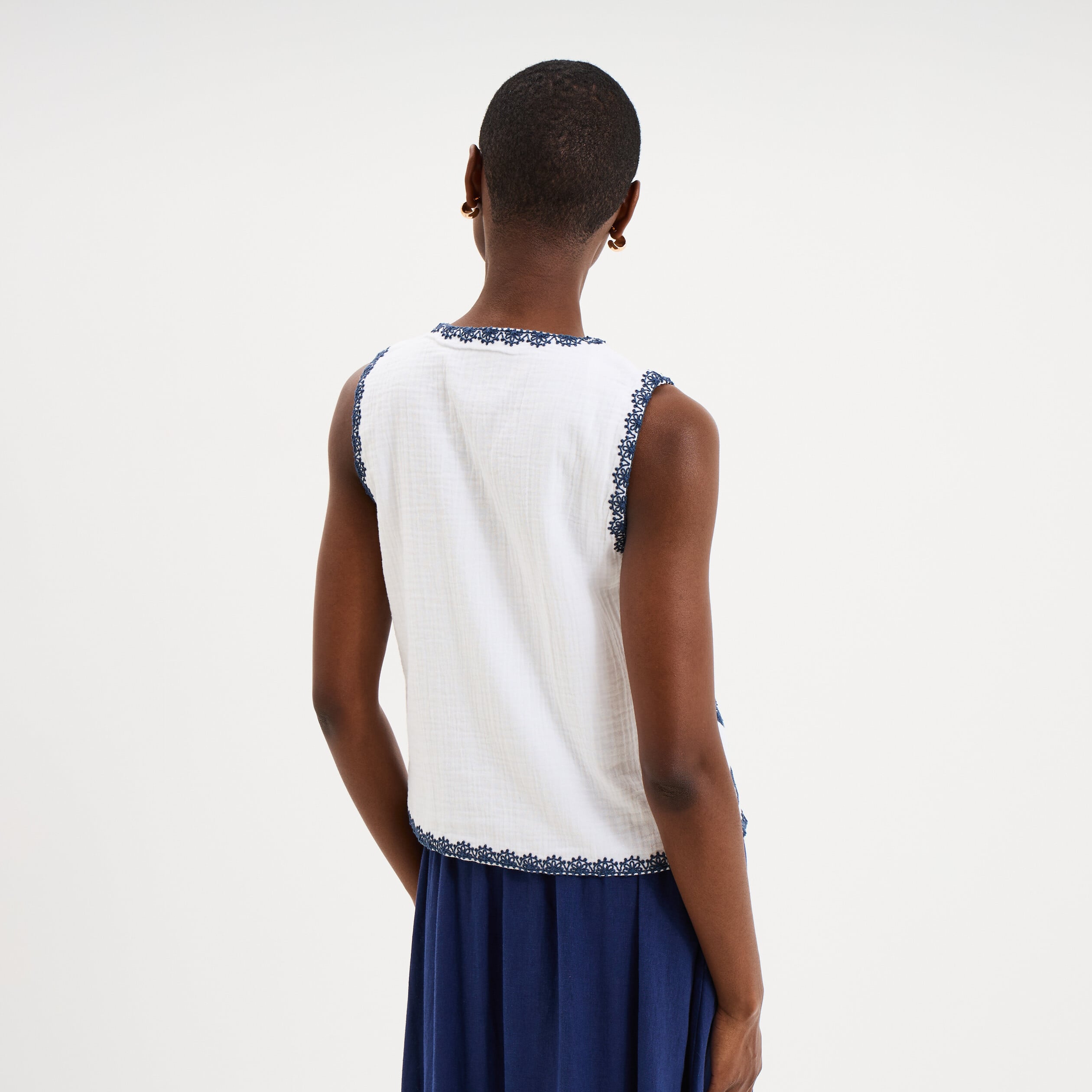 Gilet sans manches brod&eacute; gaze de coton blanc femme