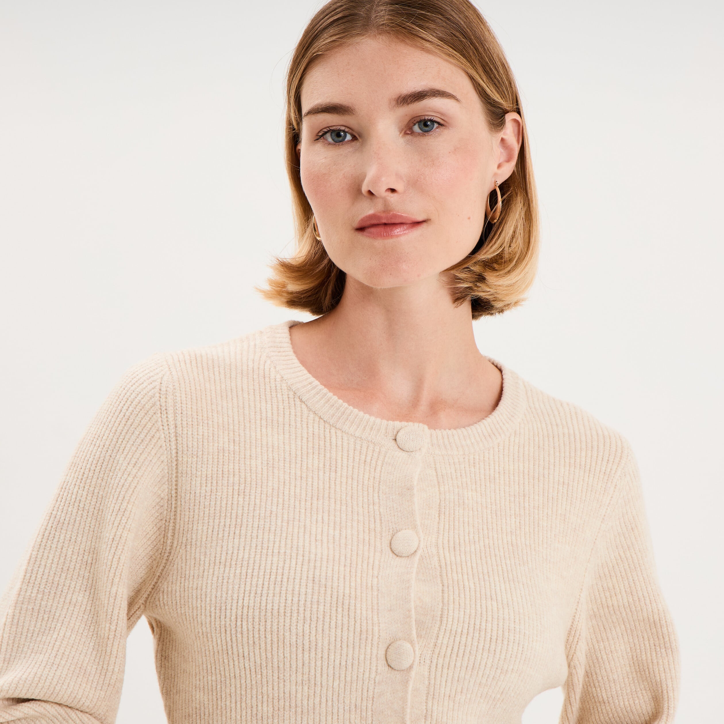 Gilet col rond boutonn&eacute; peplum ecru femme