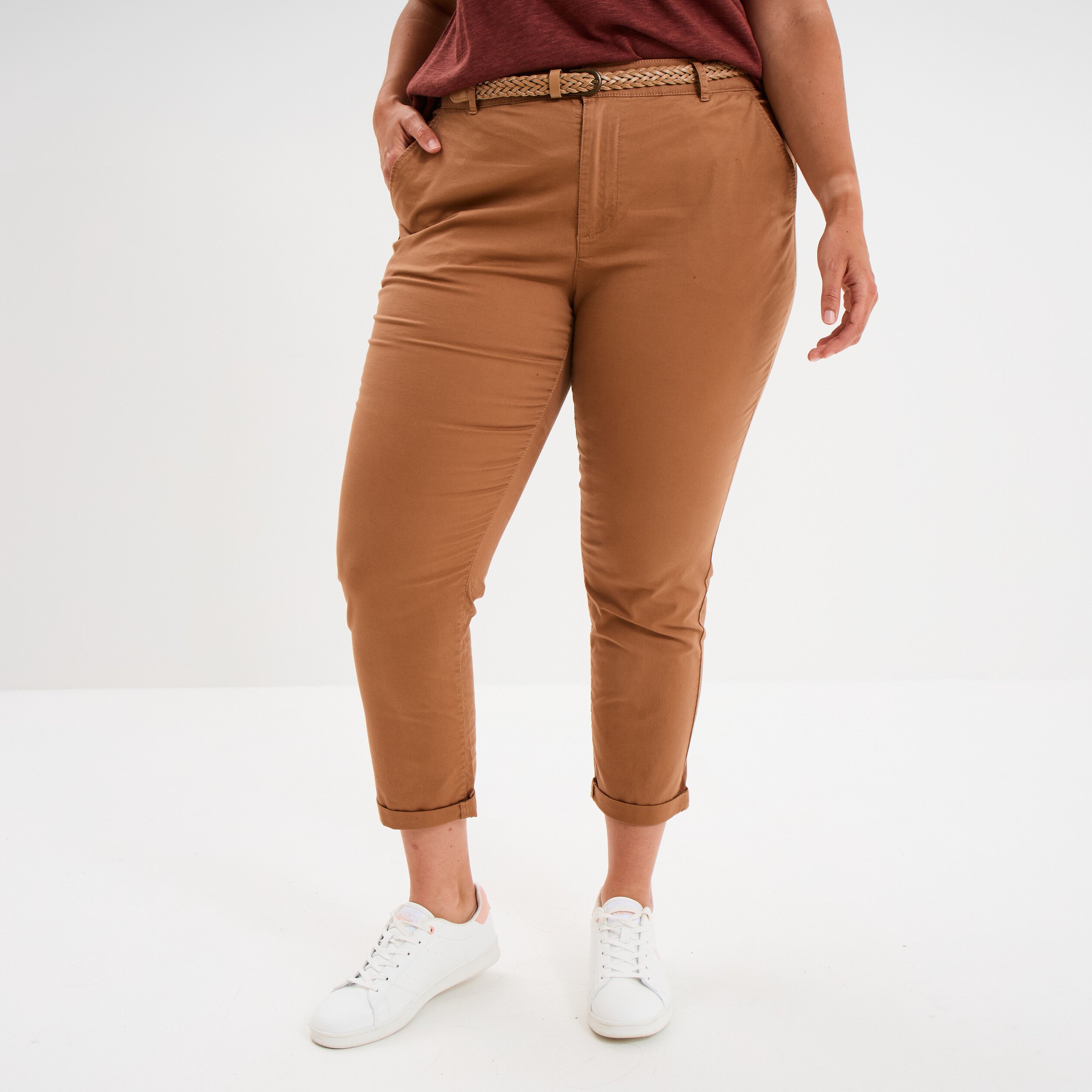 pantalon chino cigarette ceinture coton marron clair femmegt Pantalon chino cigarette ceinturé coton marron clair femme grande taille