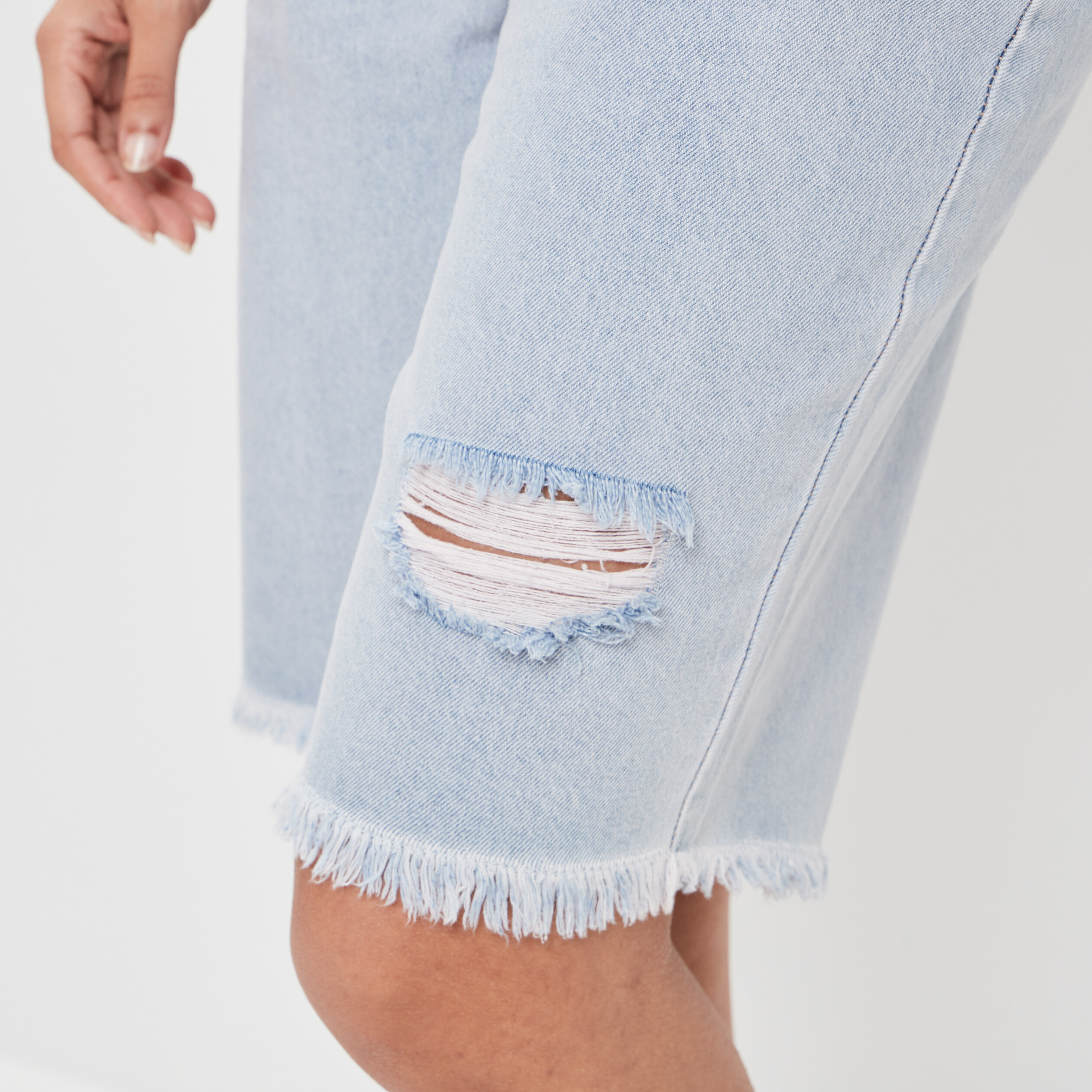 bermuda droit en jean denim bleach femme Bermuda droit en jean denim bleach femme