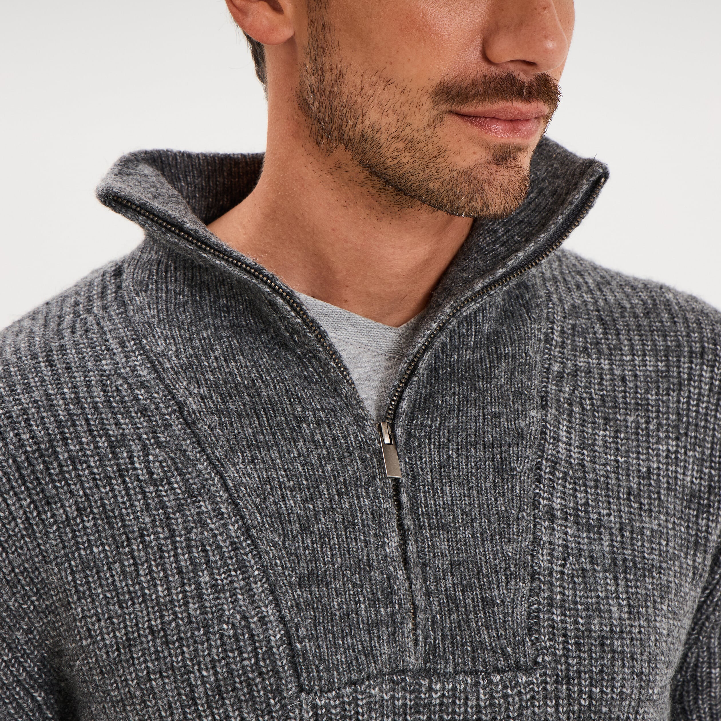 Pull avec col camionneur c&ocirc;tel&eacute; gris fonc&eacute; homme