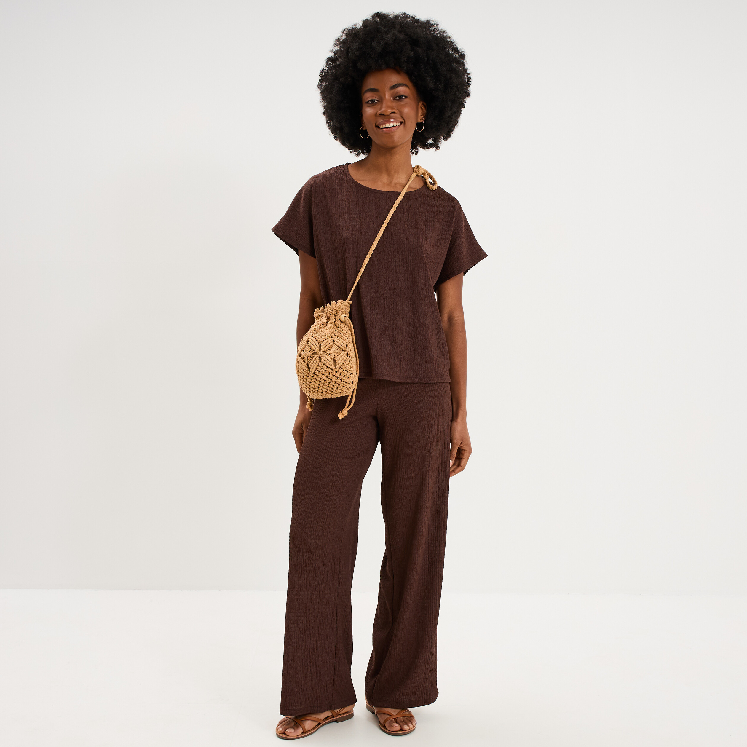 T-shirt gaufr&eacute; col rond manches courtes marron fonc&eacute; femme