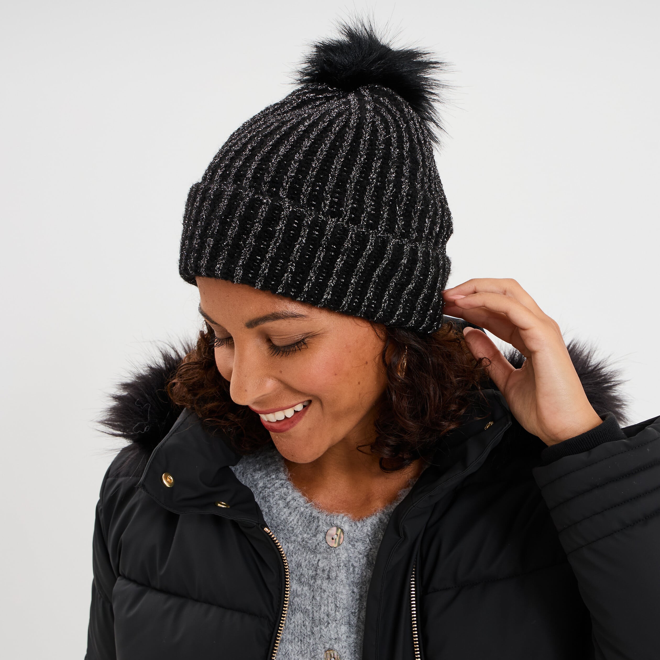 Bonnet &agrave; pompon noir femme