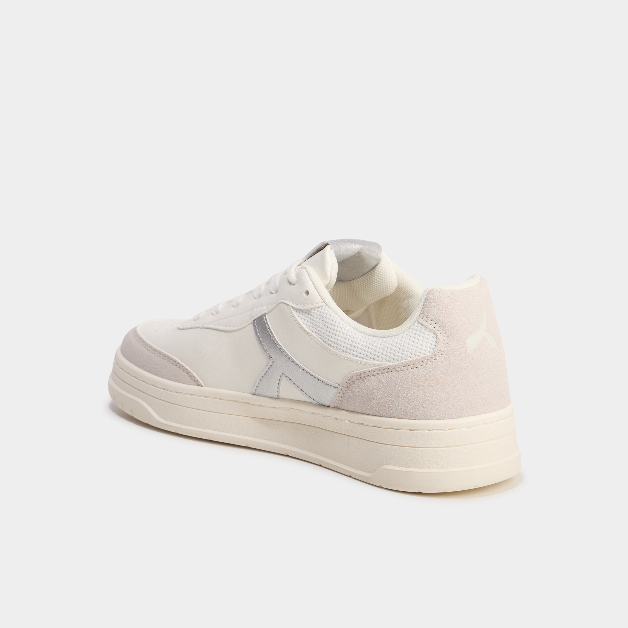Chaussures De Tennis Guess Gris/argent - Taille 6,5 US Femme - Occasion (état à Vérifier)