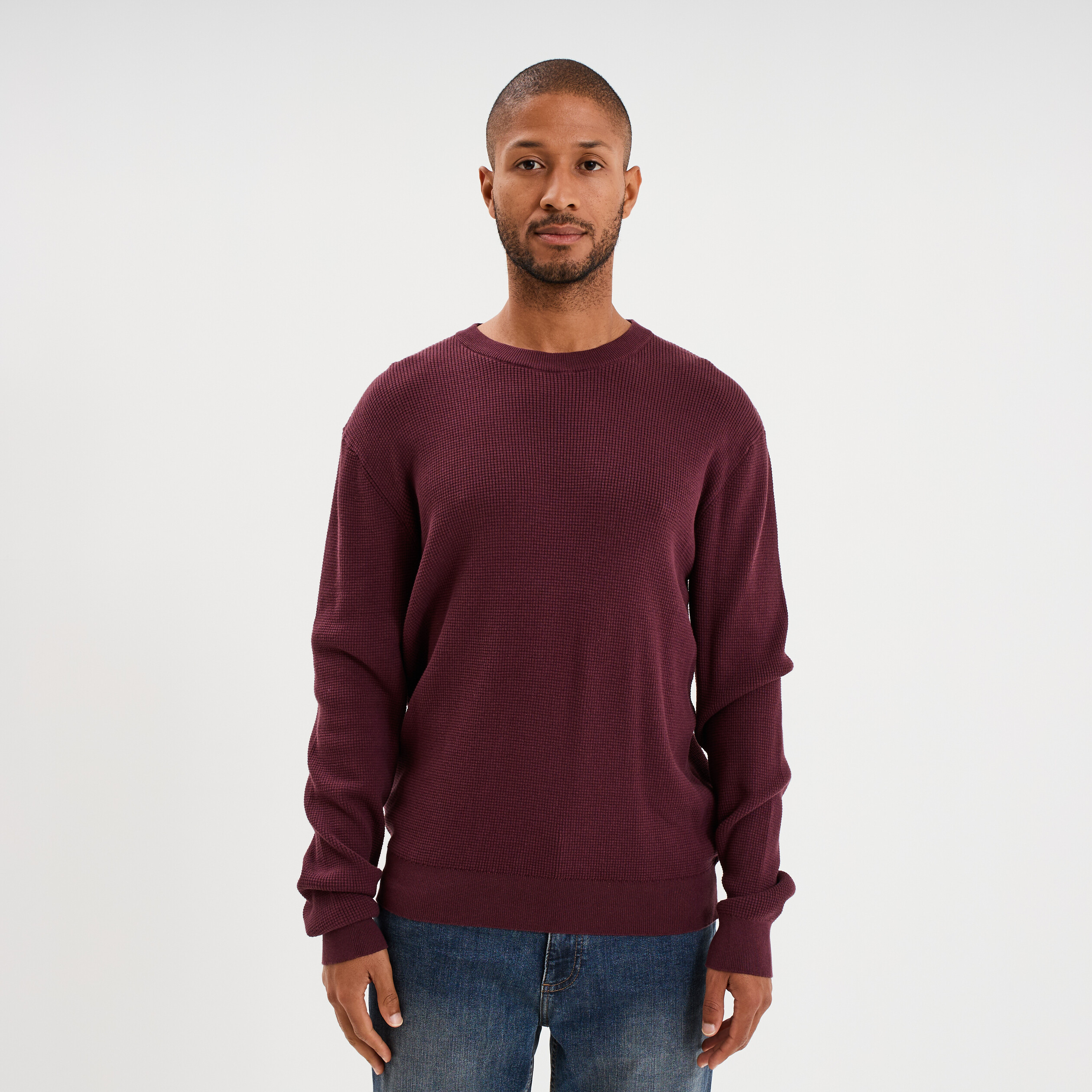 Pull en maille textur&eacute;e col rond prune homme