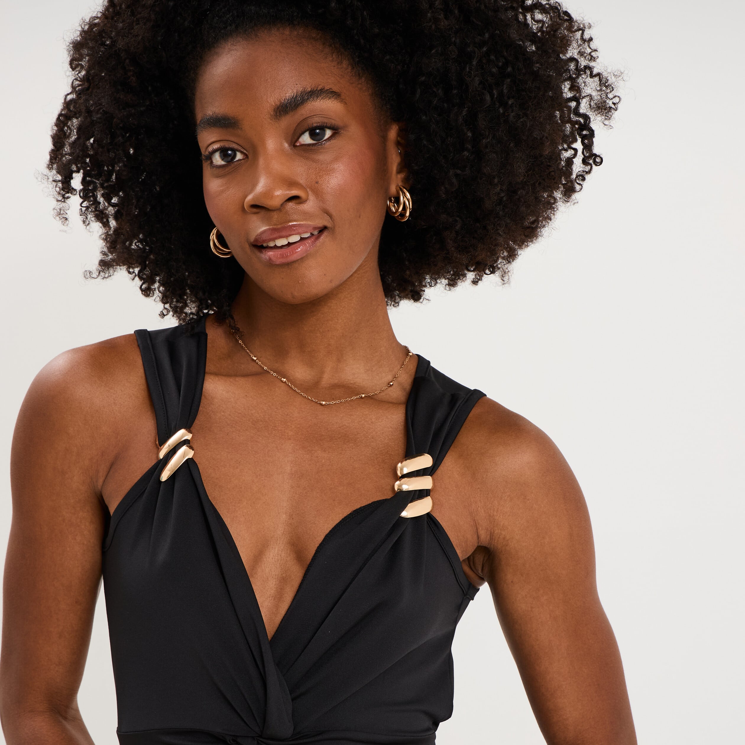 Robe longue &eacute;paules d&eacute;tails bijoux noir femme