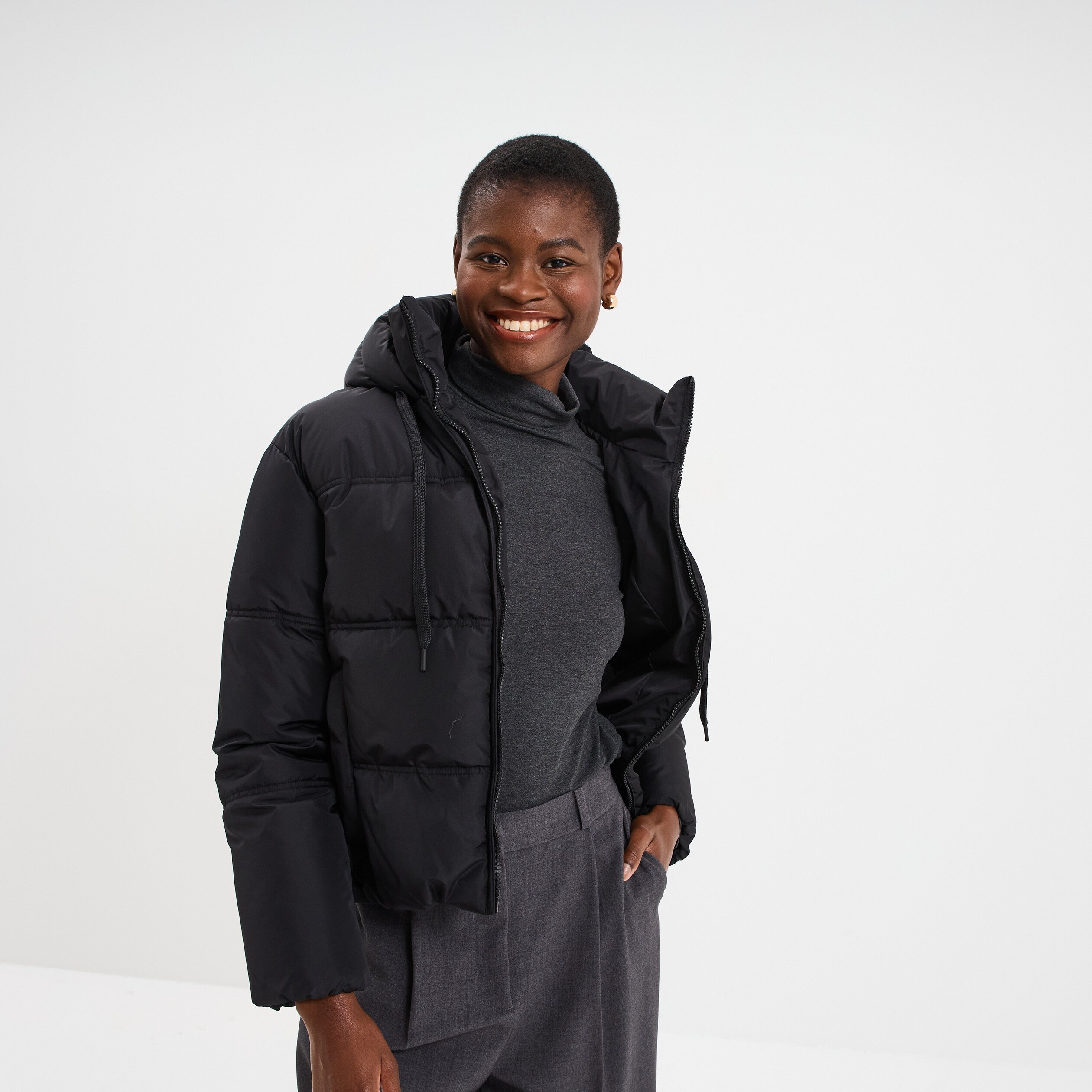 doudoune courte droite doublee a capuche noir femme Doudoune courte droite doublée à capuche noir femme