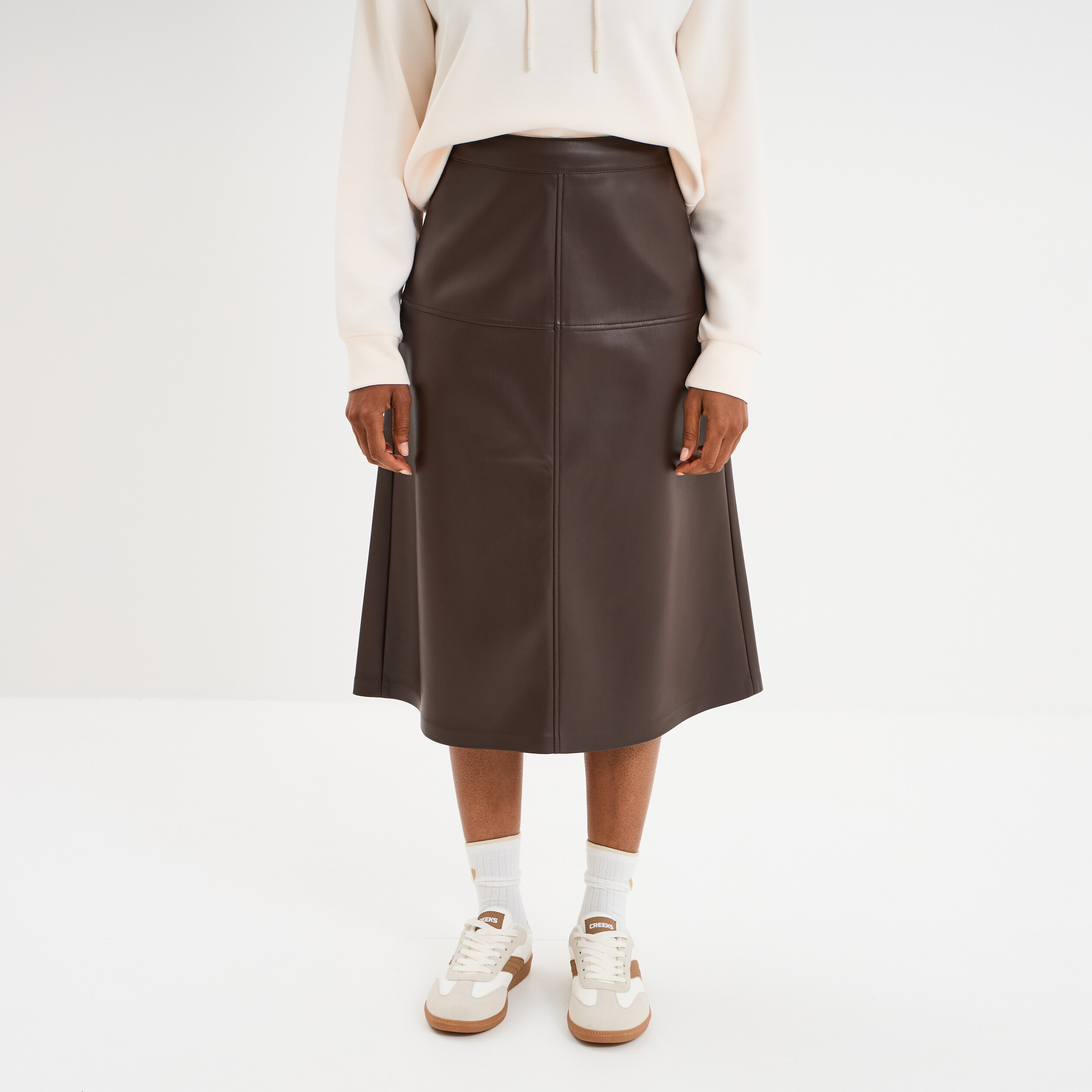 Jupe longue simili cuir trap&egrave;ze marron fonc&eacute; femme
