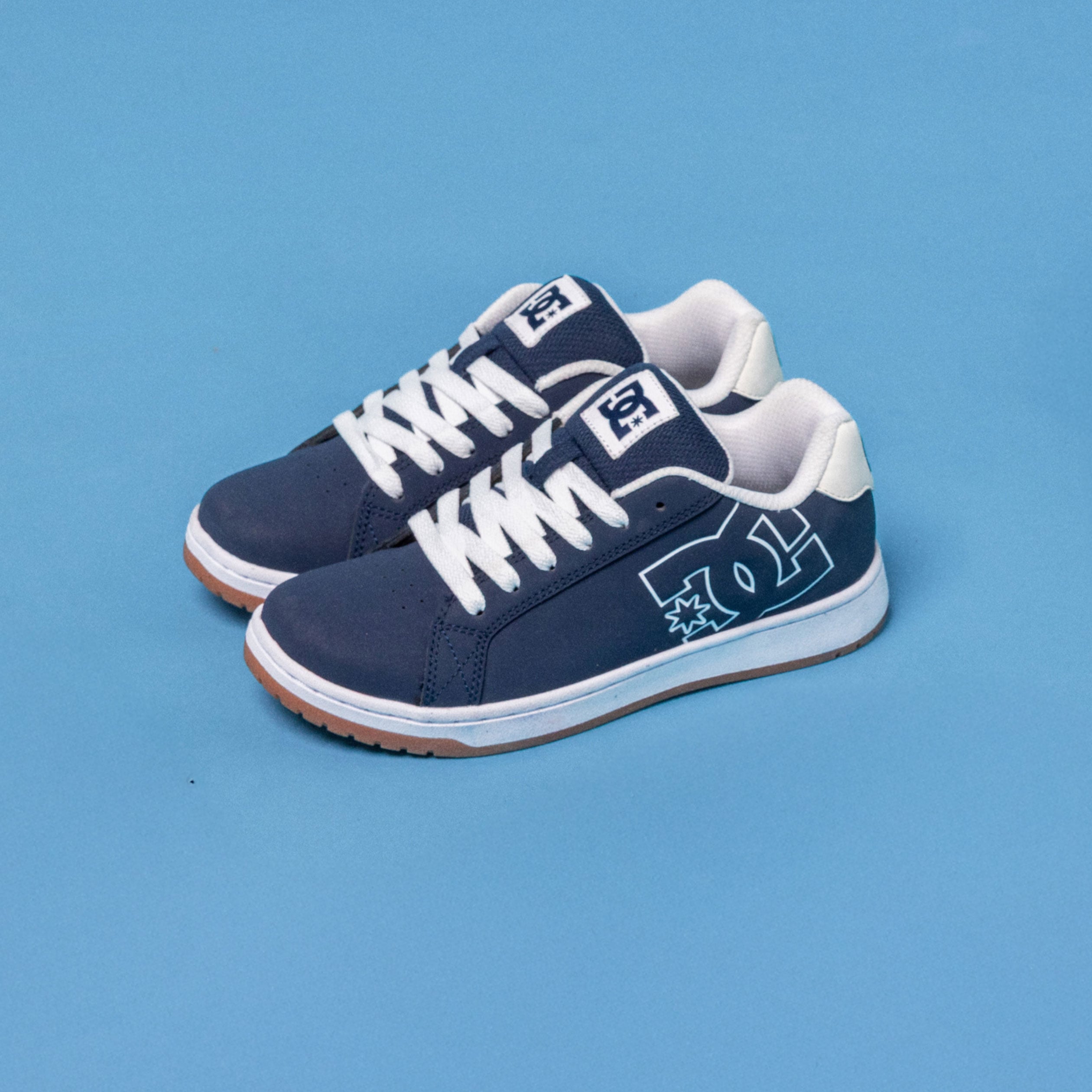Tennis basses &agrave; lacets en cuir bleu marine gar&ccedil;on