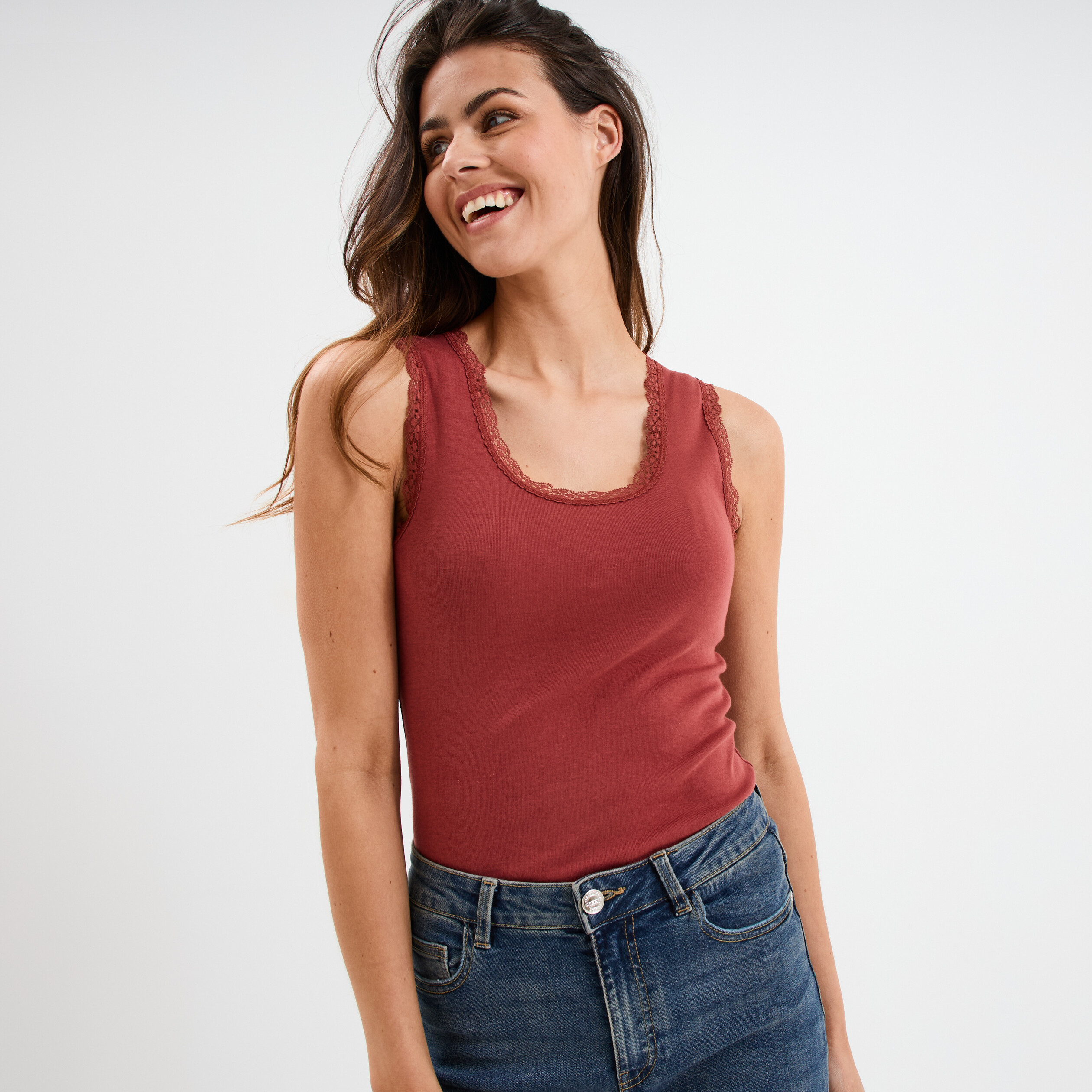 D&eacute;bardeur coton bords dentelle rouge fonc&eacute; femme