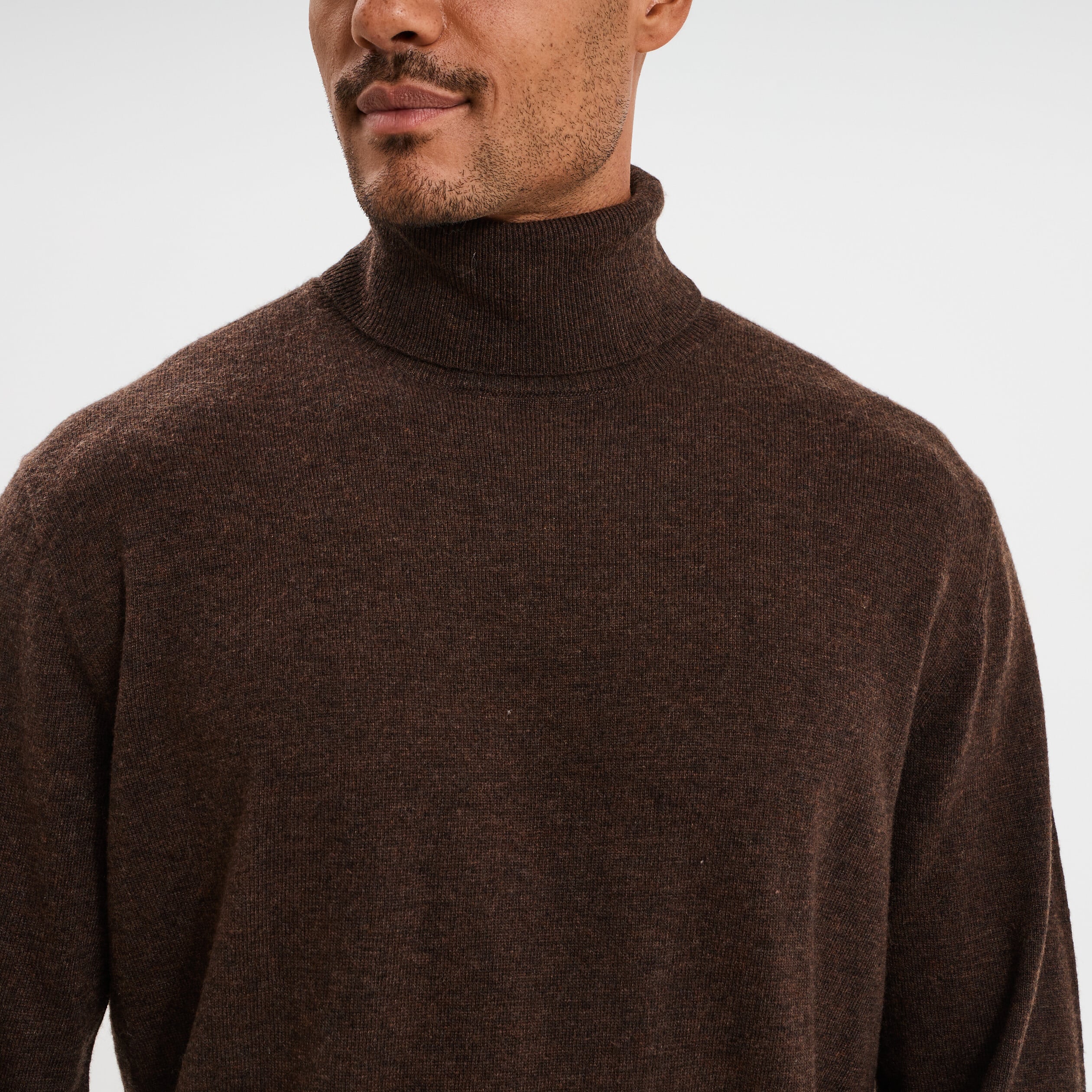 Pull col roul&eacute; manches longues marron fonc&eacute; homme