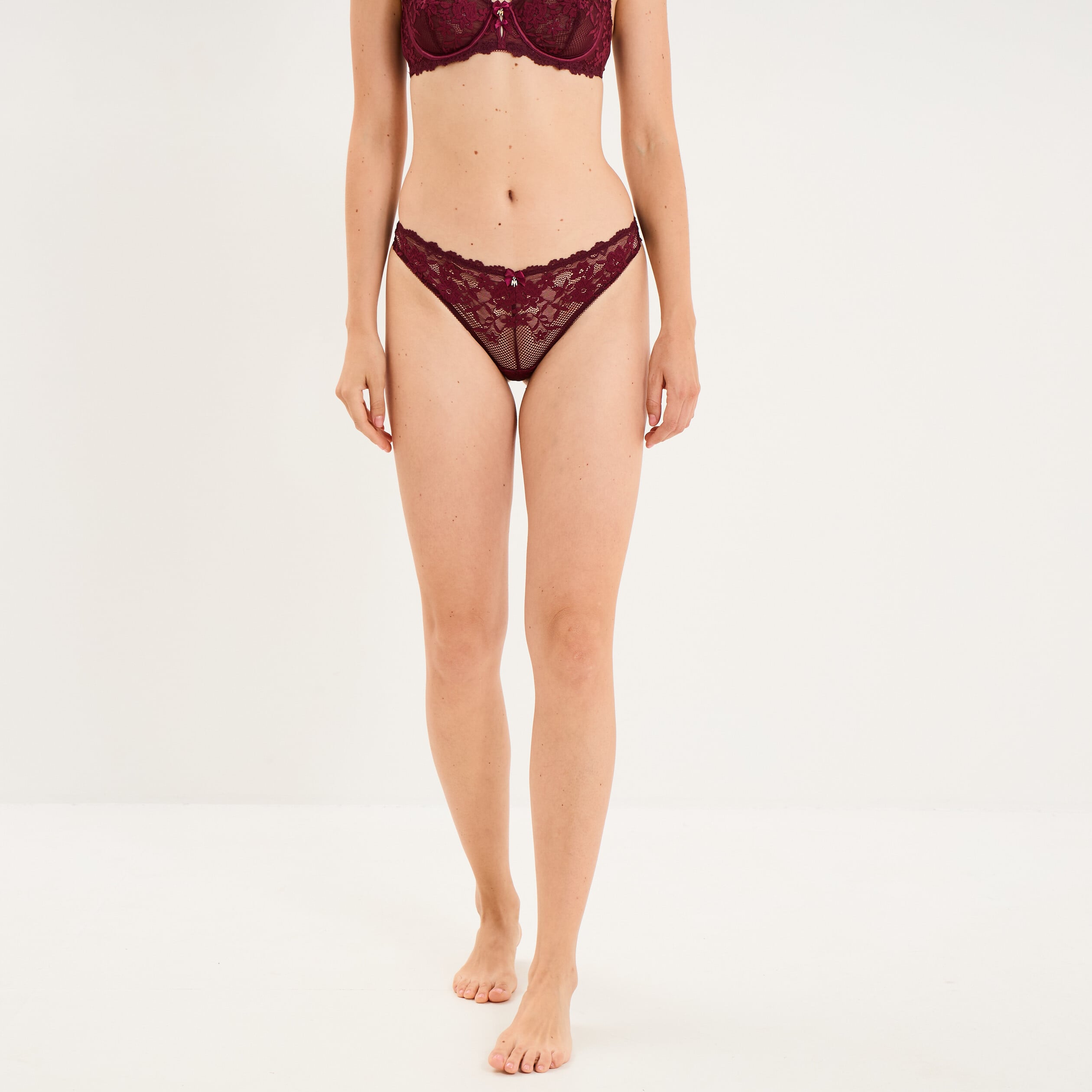 Tanga en dentelle prune femme