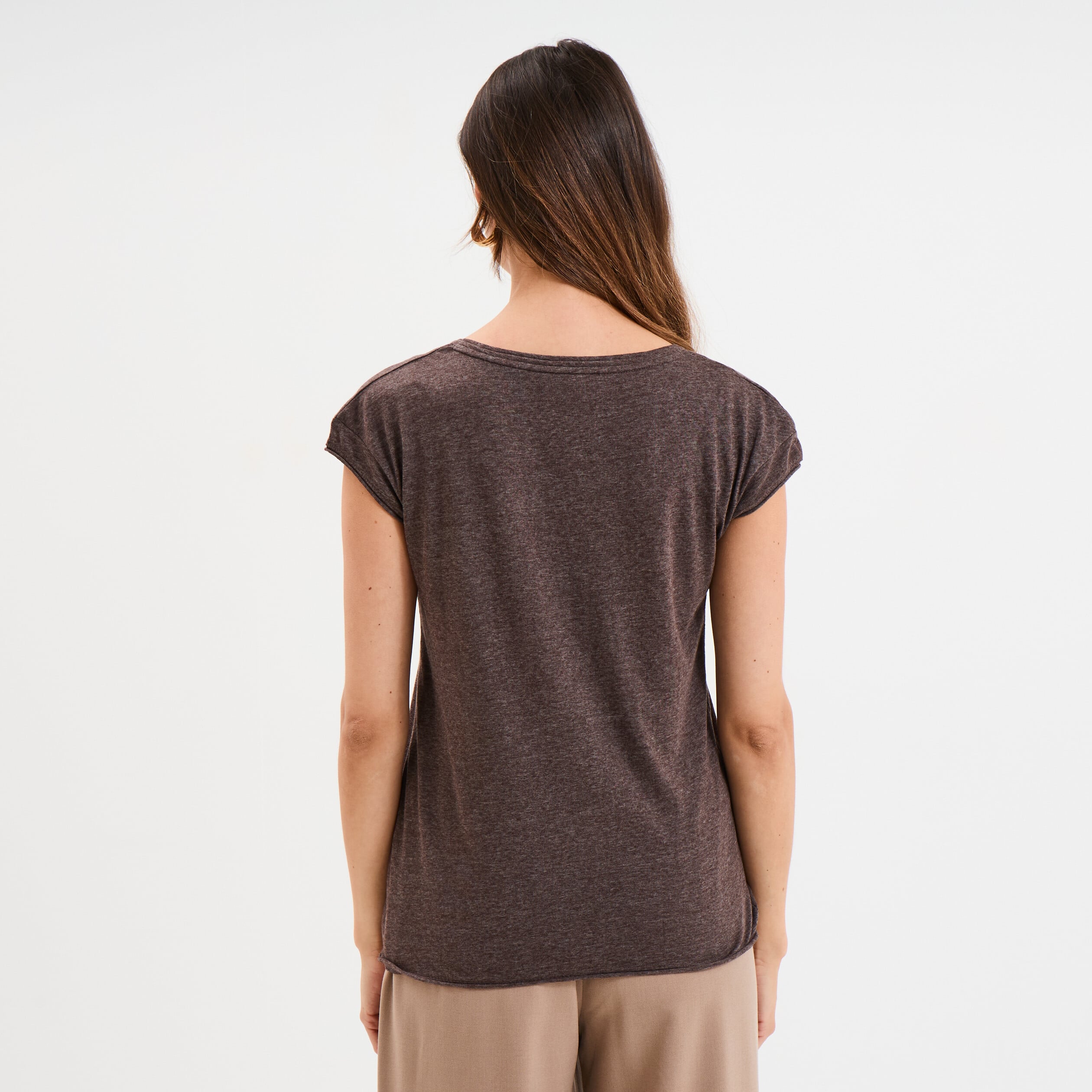 T-shirt col v poche poitrine marron fonc&eacute; femme