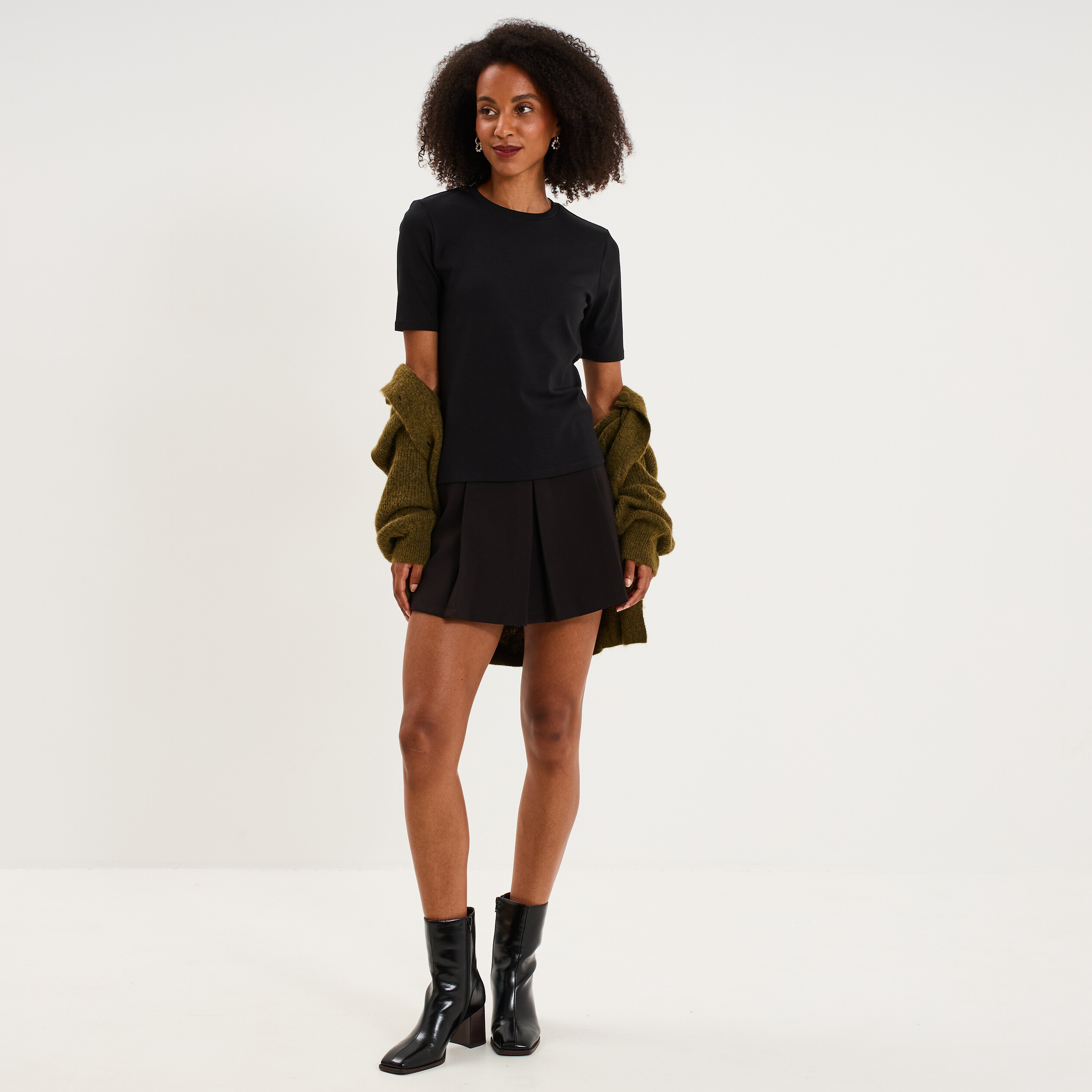 T-shirt col rond manches courtes ajust&eacute; noir femme