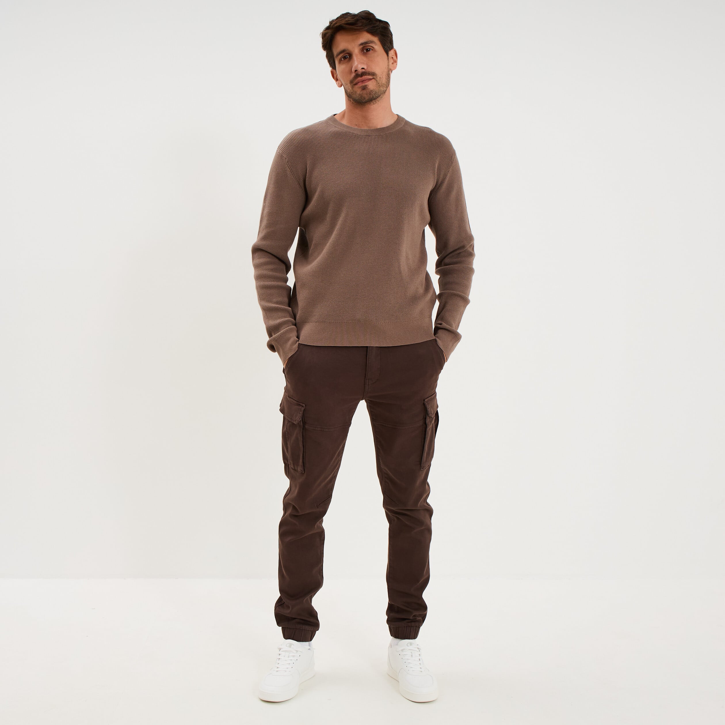 Pull en maille textur&eacute;e col rond gris fonc&eacute; homme