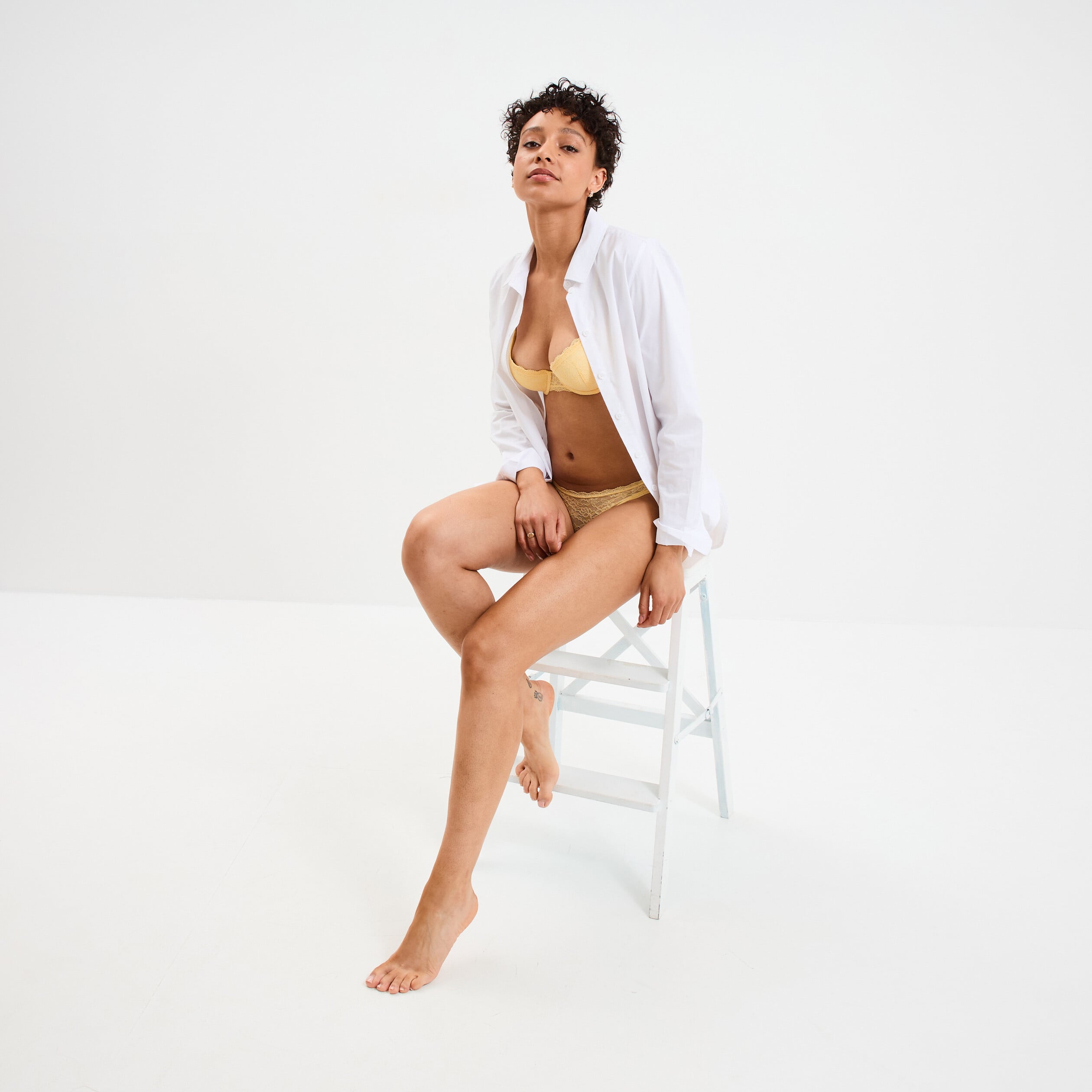 Tanga en dentelle doublure coton jaune clair femme