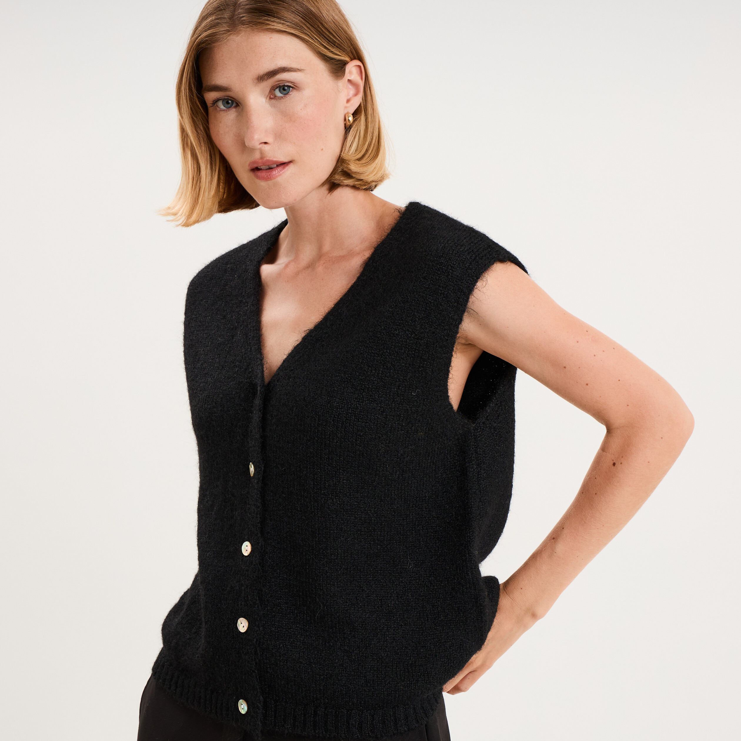 Gilet sans manches col V boutonn&eacute; noir femme