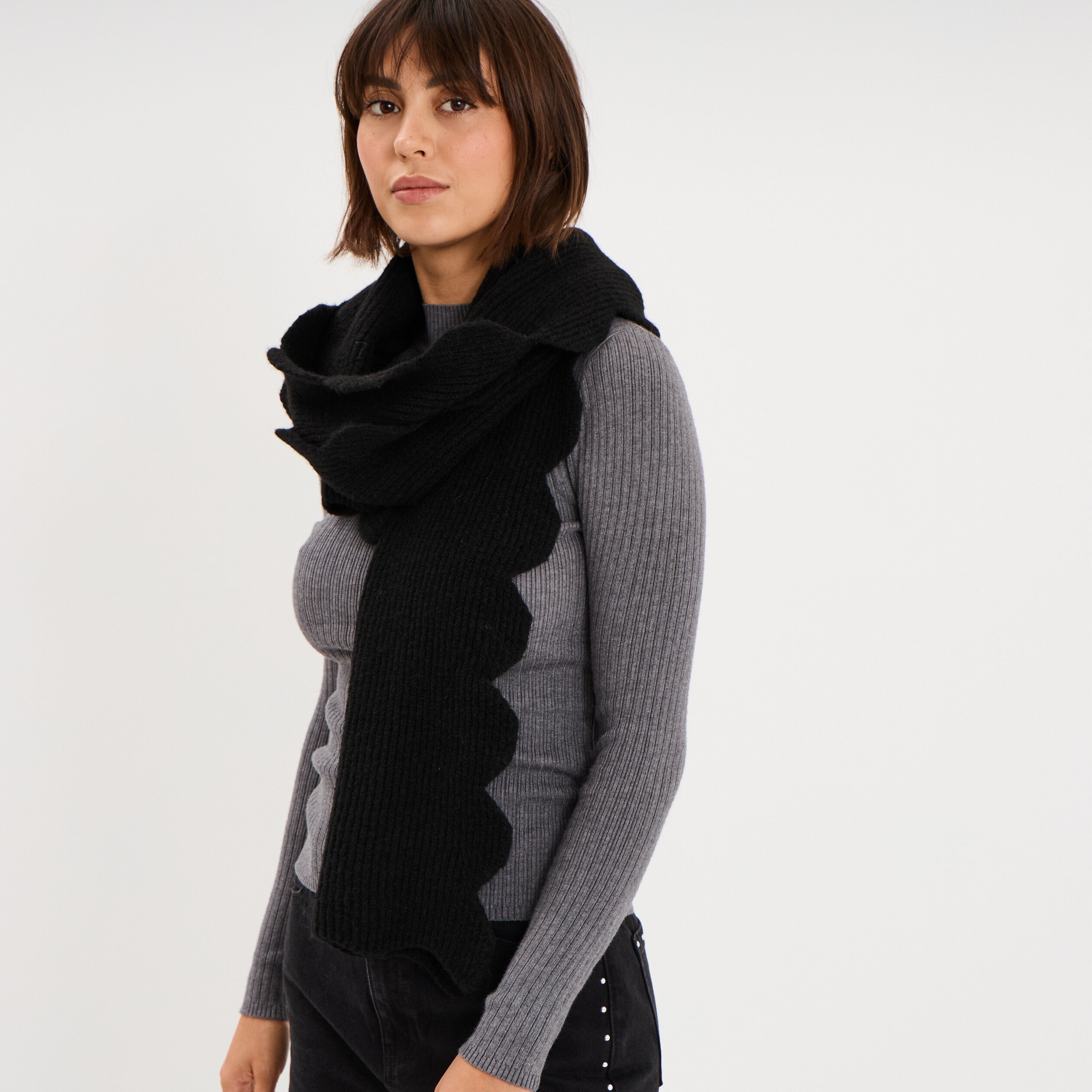 &Eacute;charpe &agrave; bord festonn&eacute; noir femme