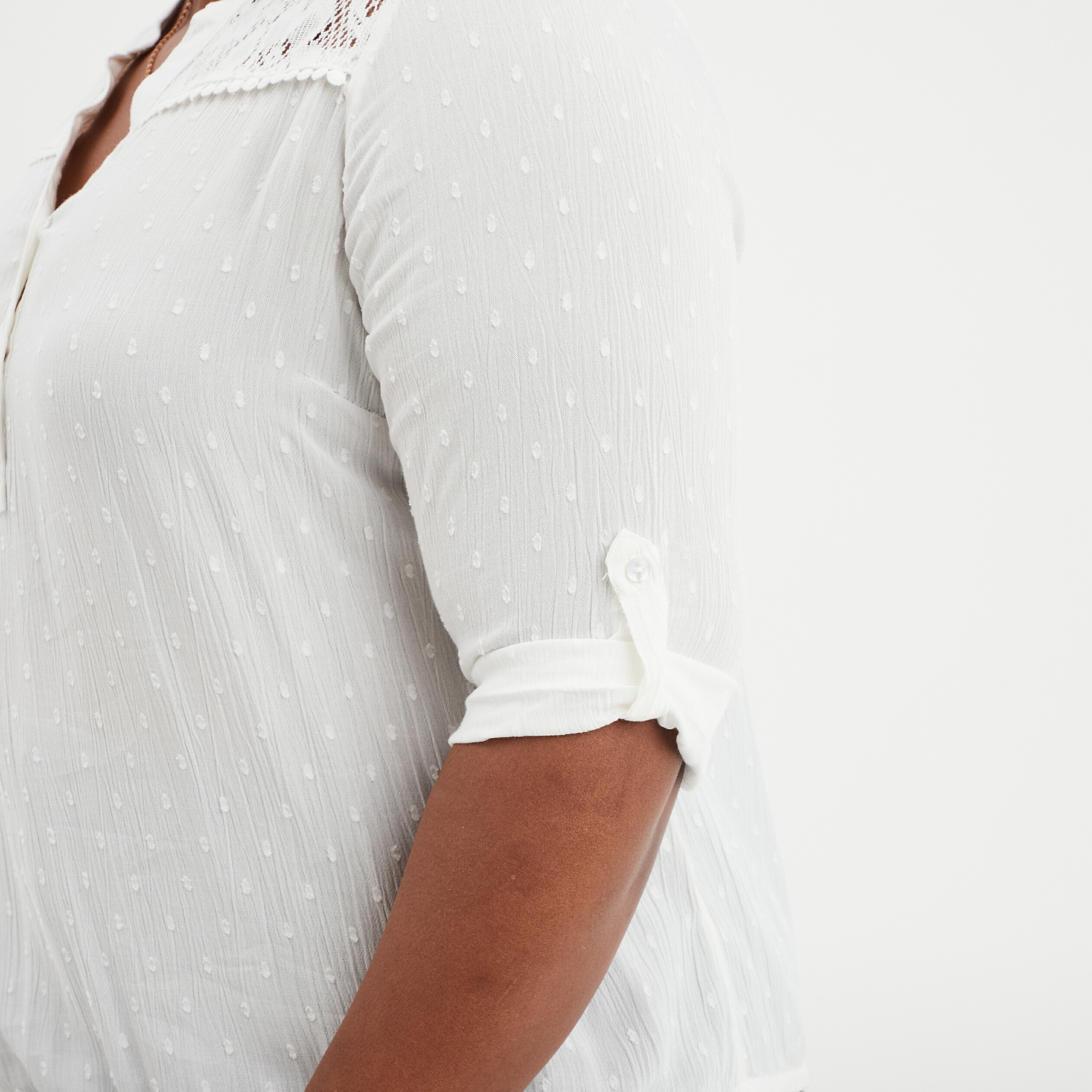 blouse plumetis avec epaules dentelle blanc femmegt Blouse plumetis avec épaules dentelle blanc femme grande taille