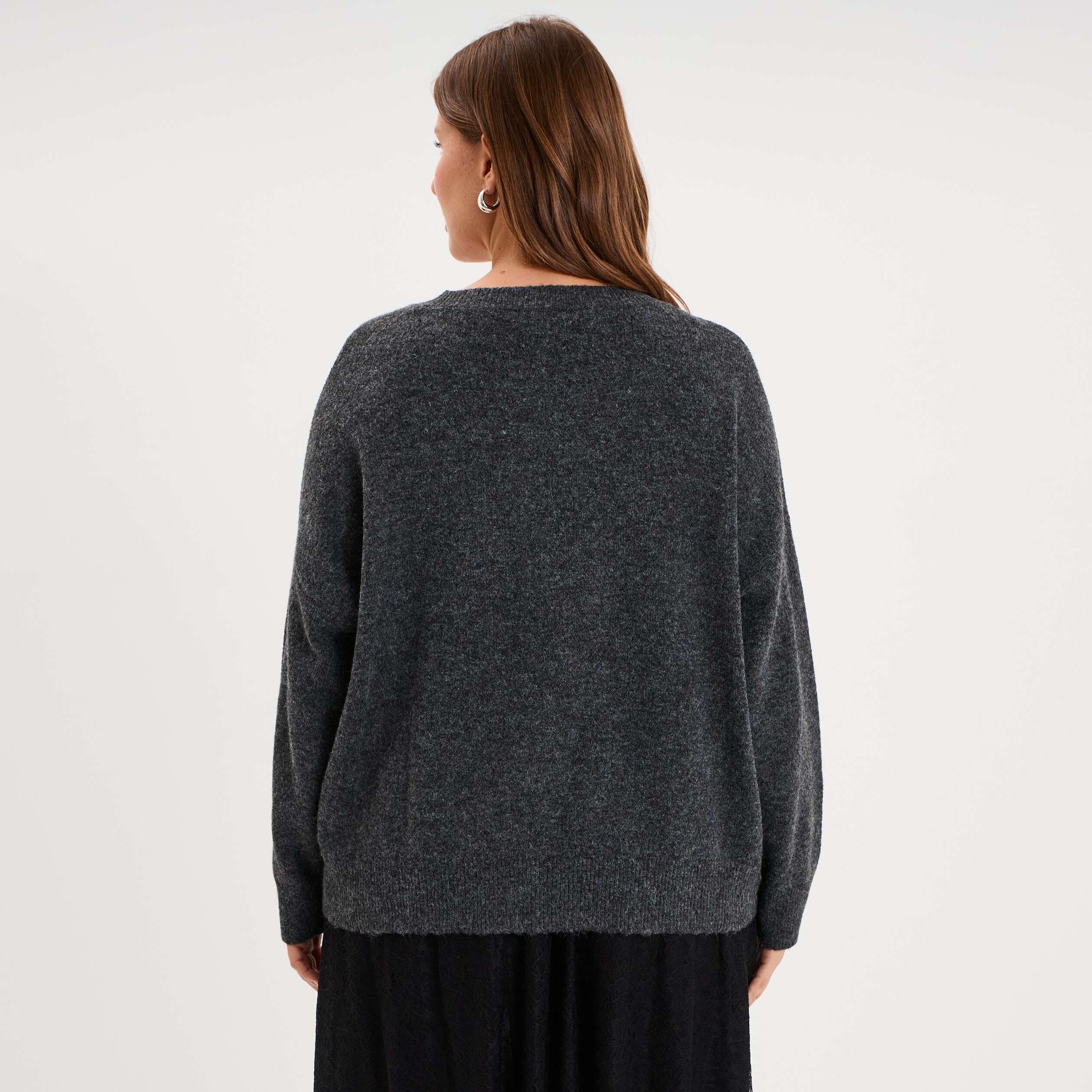 Pull &agrave; paillettes gris fonc&eacute; femme grande taille