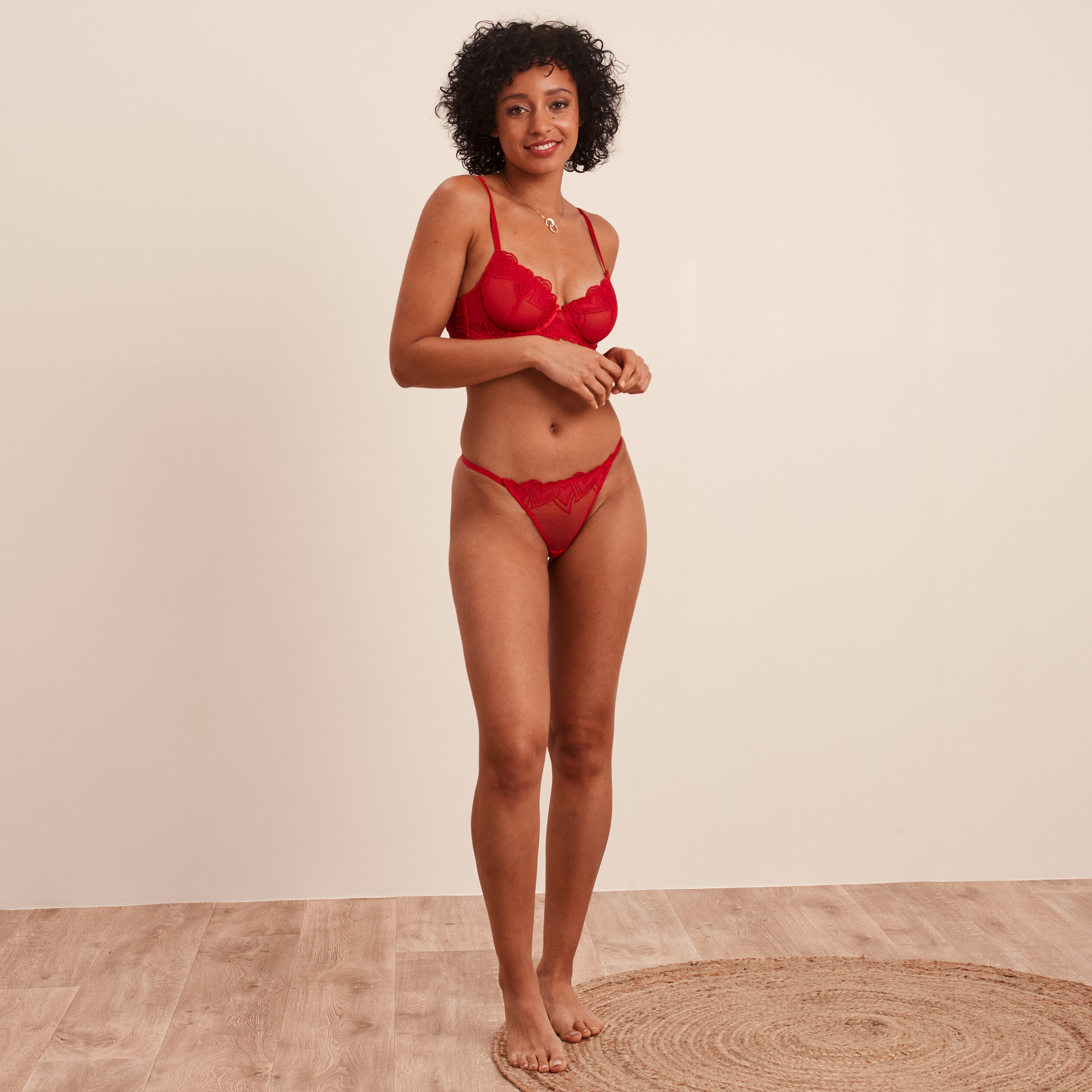 string mesh et broderie rouge femme String mesh et broderie rouge femme