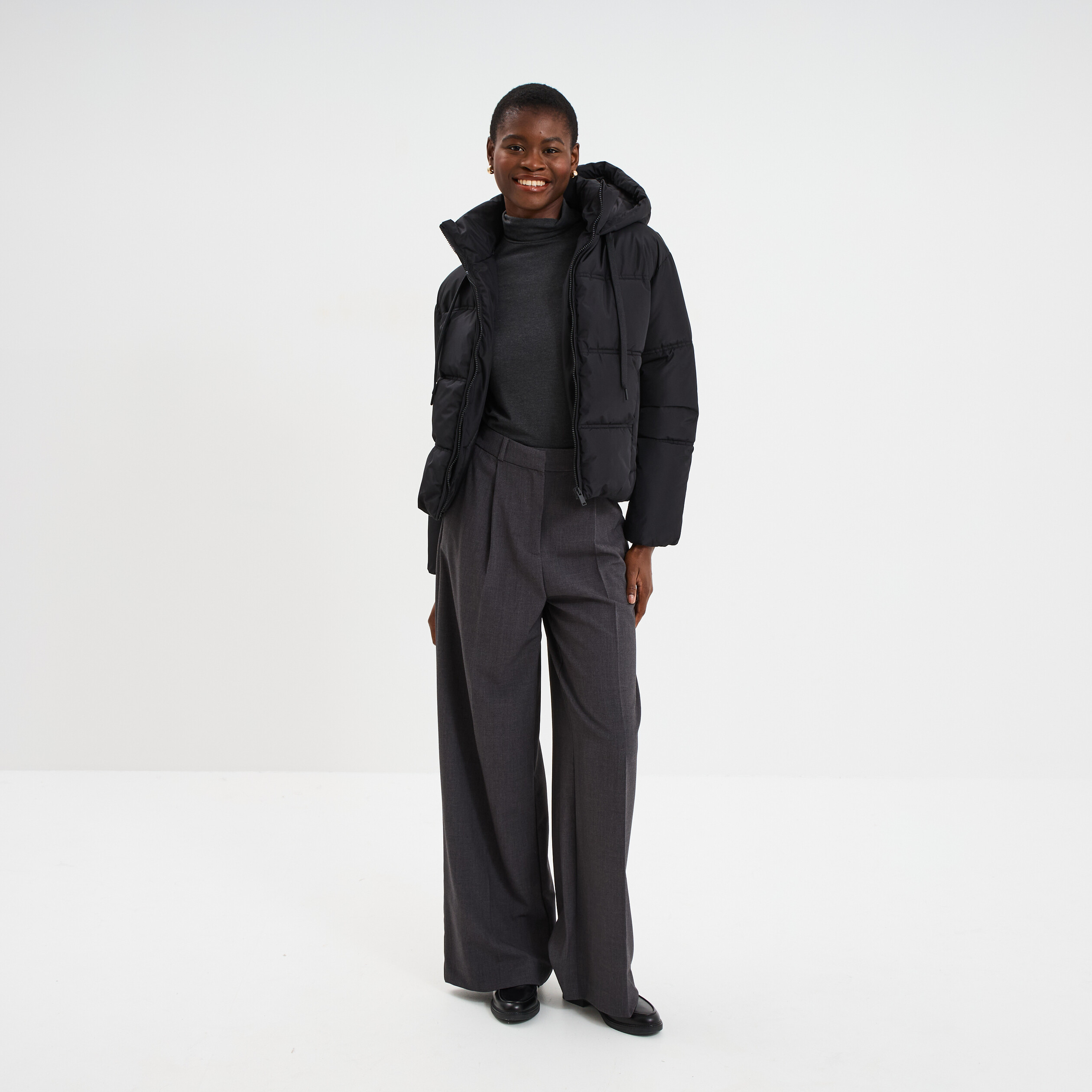doudoune courte droite doublee a capuche noir femme Doudoune courte droite doublée à capuche noir femme