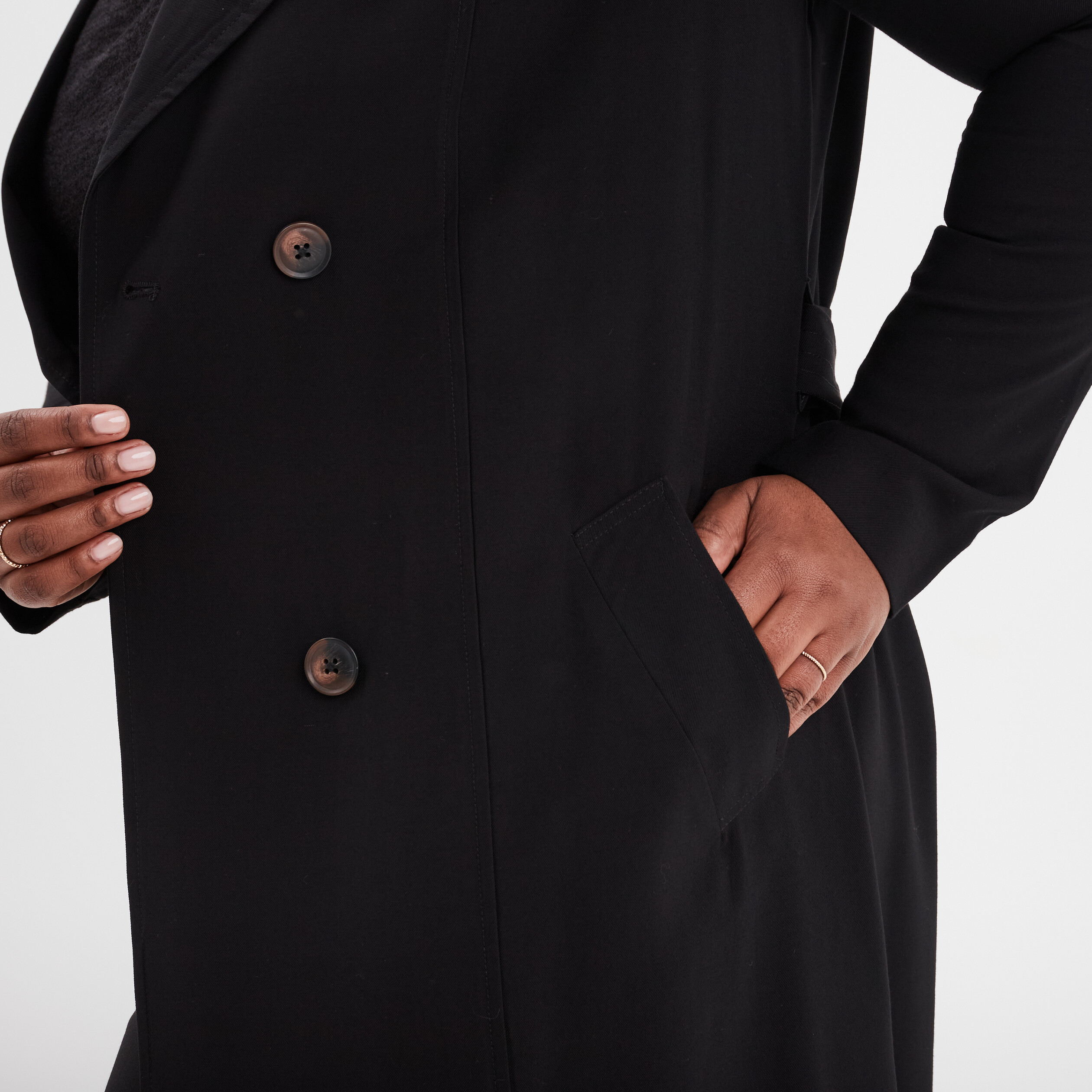 trench fluide long boutonne noir femmegt Trench fluide long boutonné noir femme grande taille
