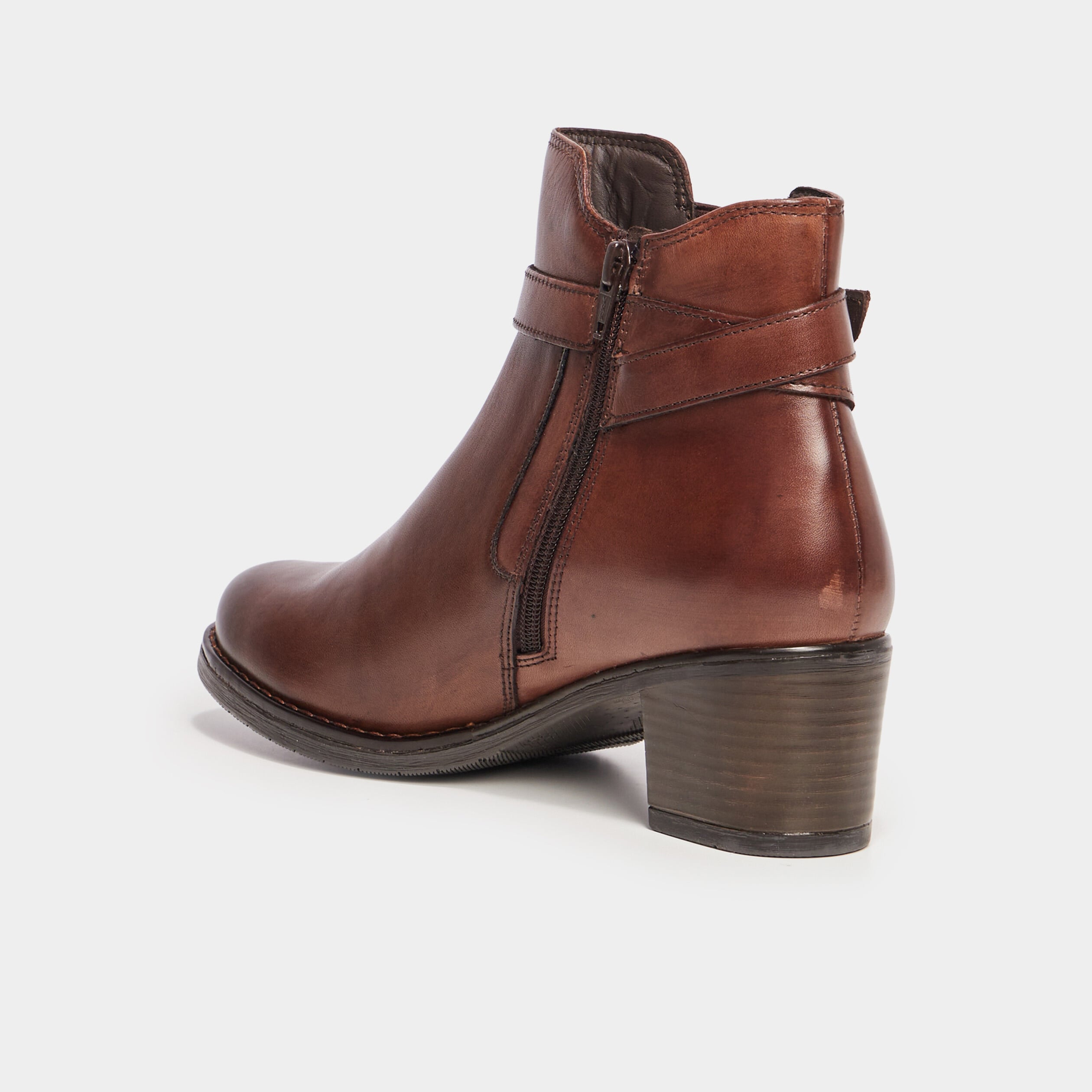 Bottines avec boucles en cuir marron femme