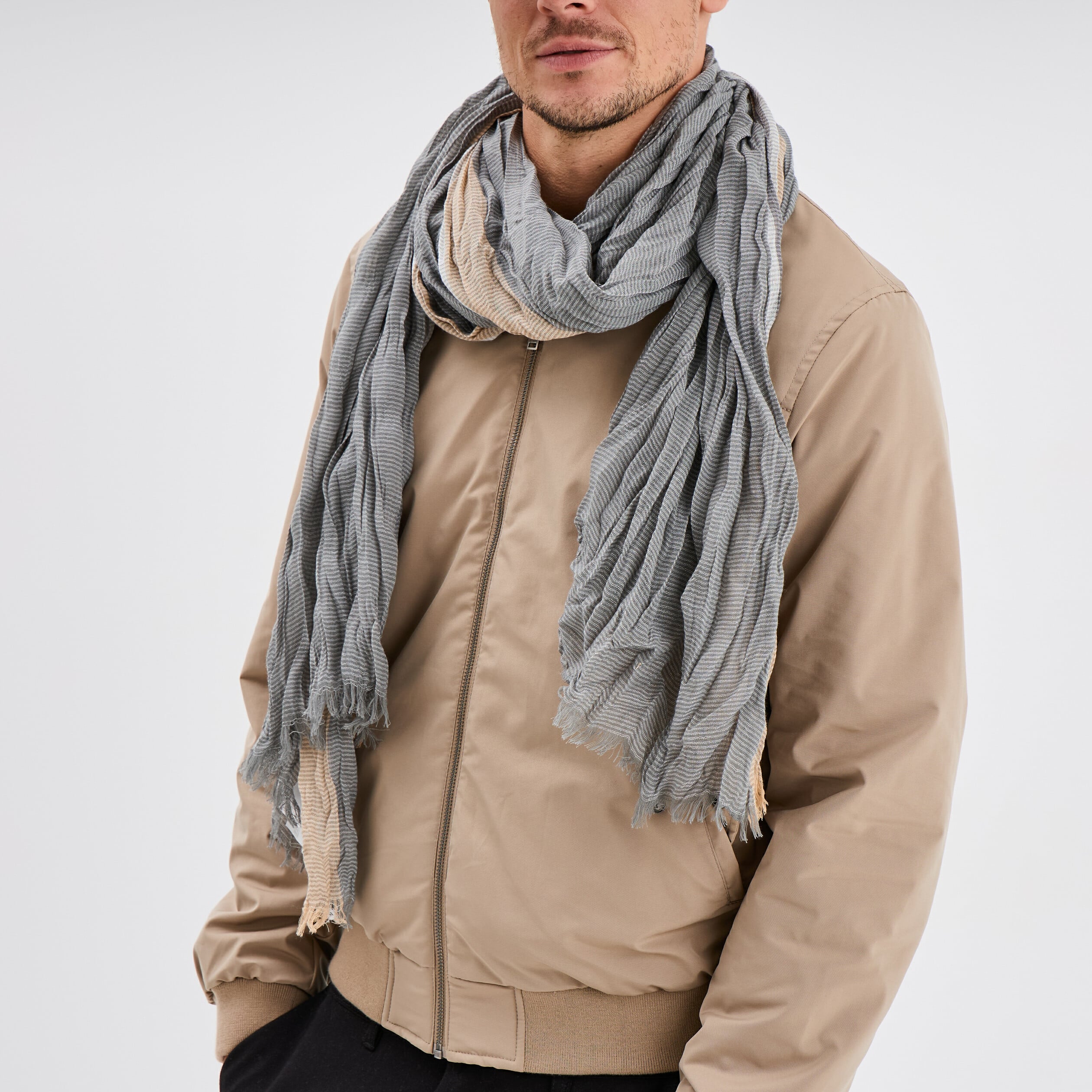 Foulard effet froiss&eacute; gris homme