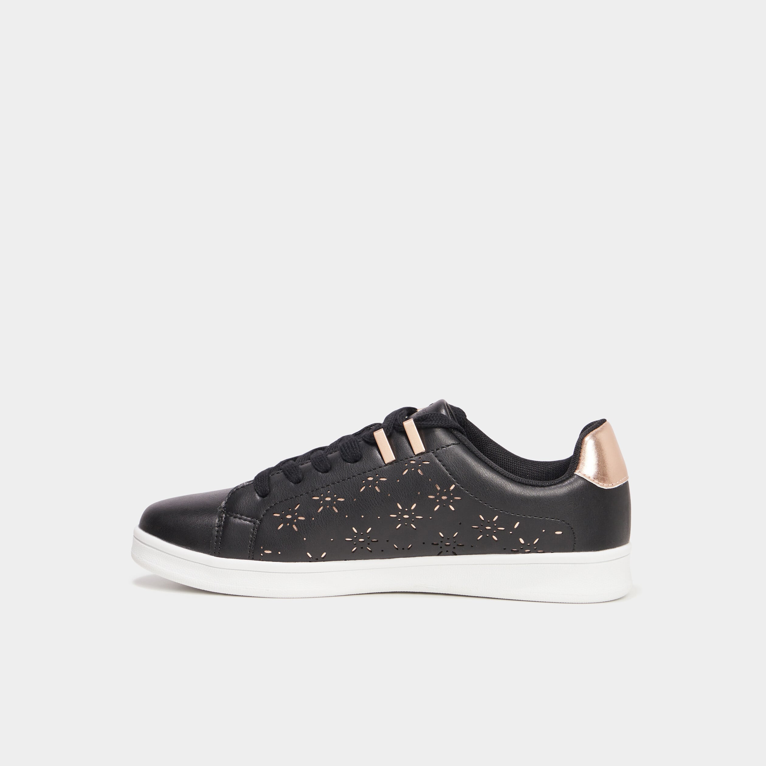Baskets perfor&eacute;es semelle plate noir femme