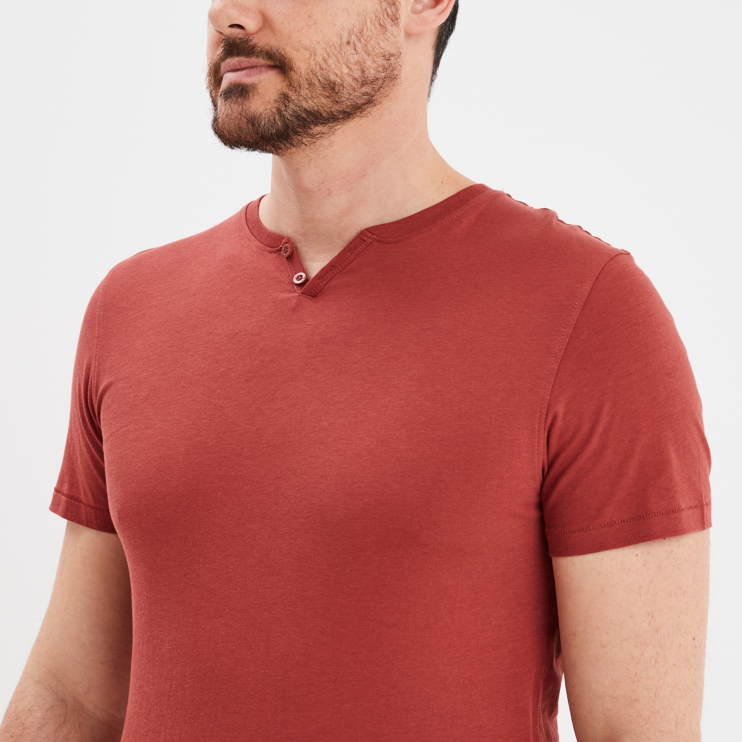 T-shirt manches courtes col tunisien rouge fonc&eacute; homme