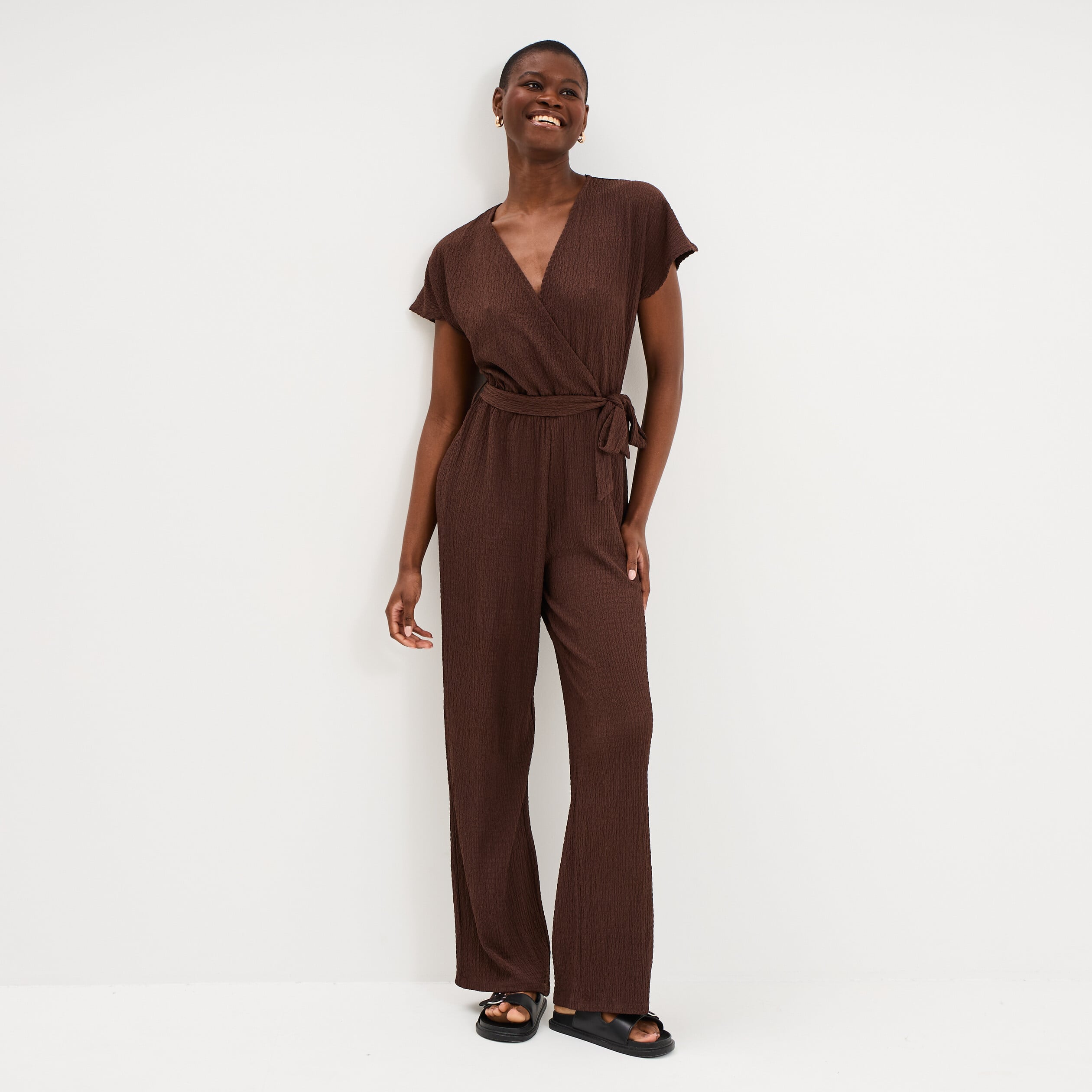 Combinaison pantalon gaufr&eacute;e ceintur&eacute;e marron fonc&eacute; femme