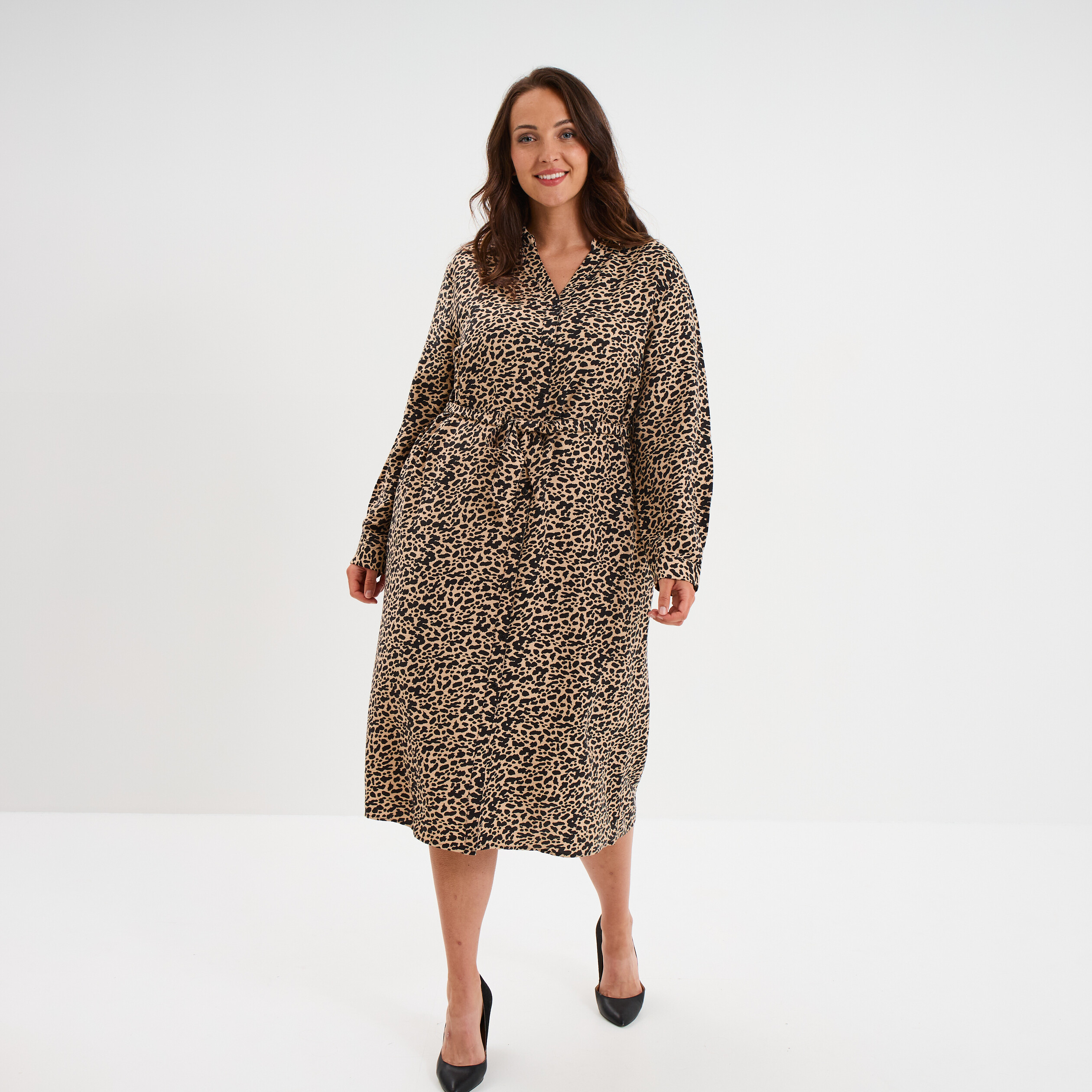 Robe chemise longue ceintur&eacute;e beige femme grande taille