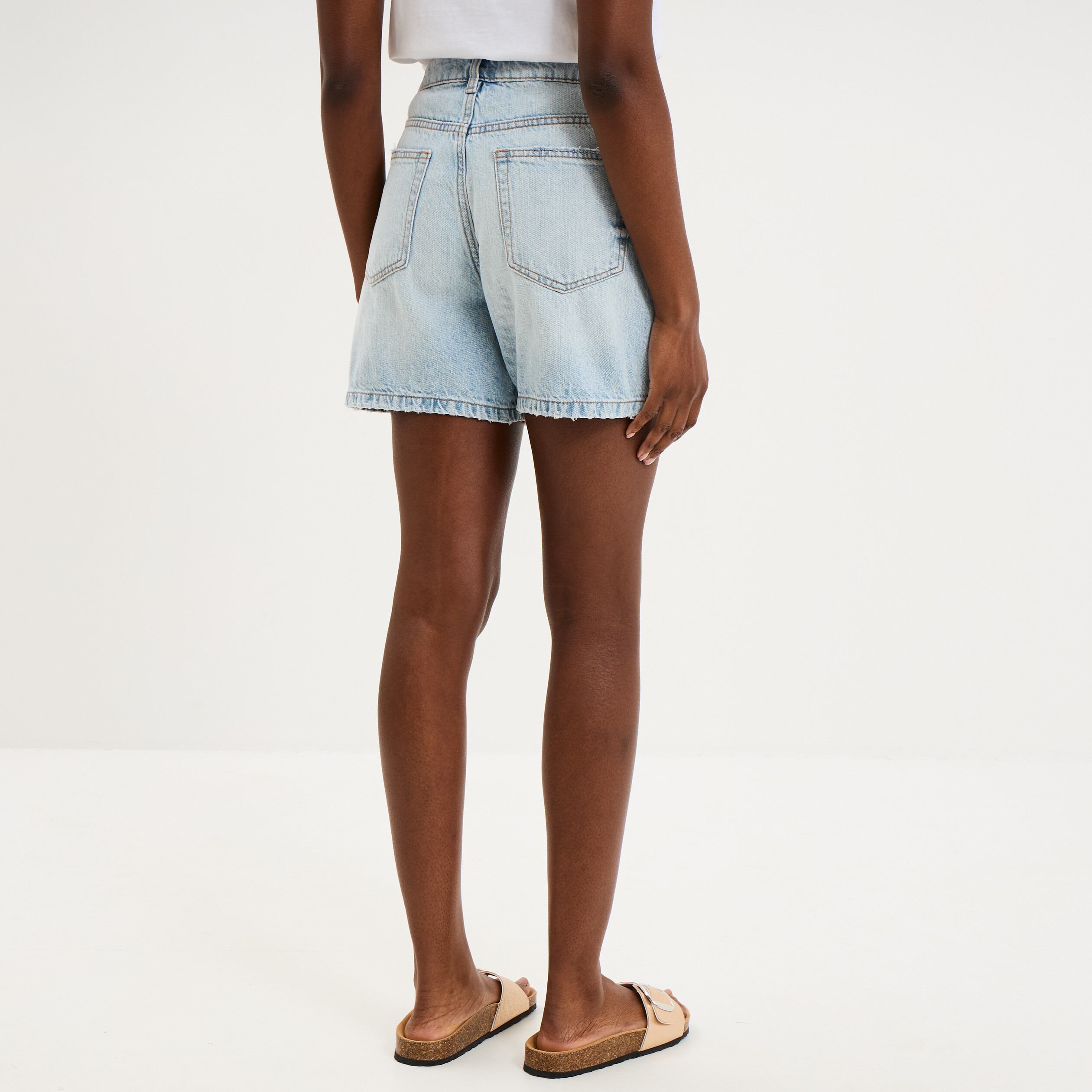 Short en jean d&eacute;chir&eacute; coton denim bleach femme
