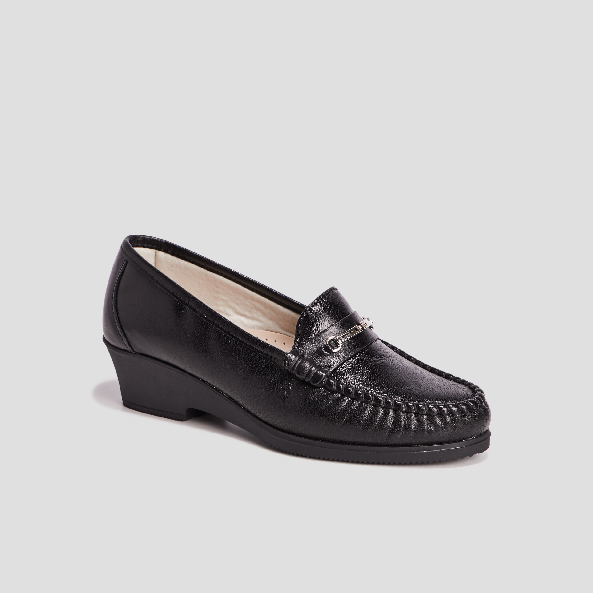 Mocassins en cuir compens&eacute;s pied large noir femme