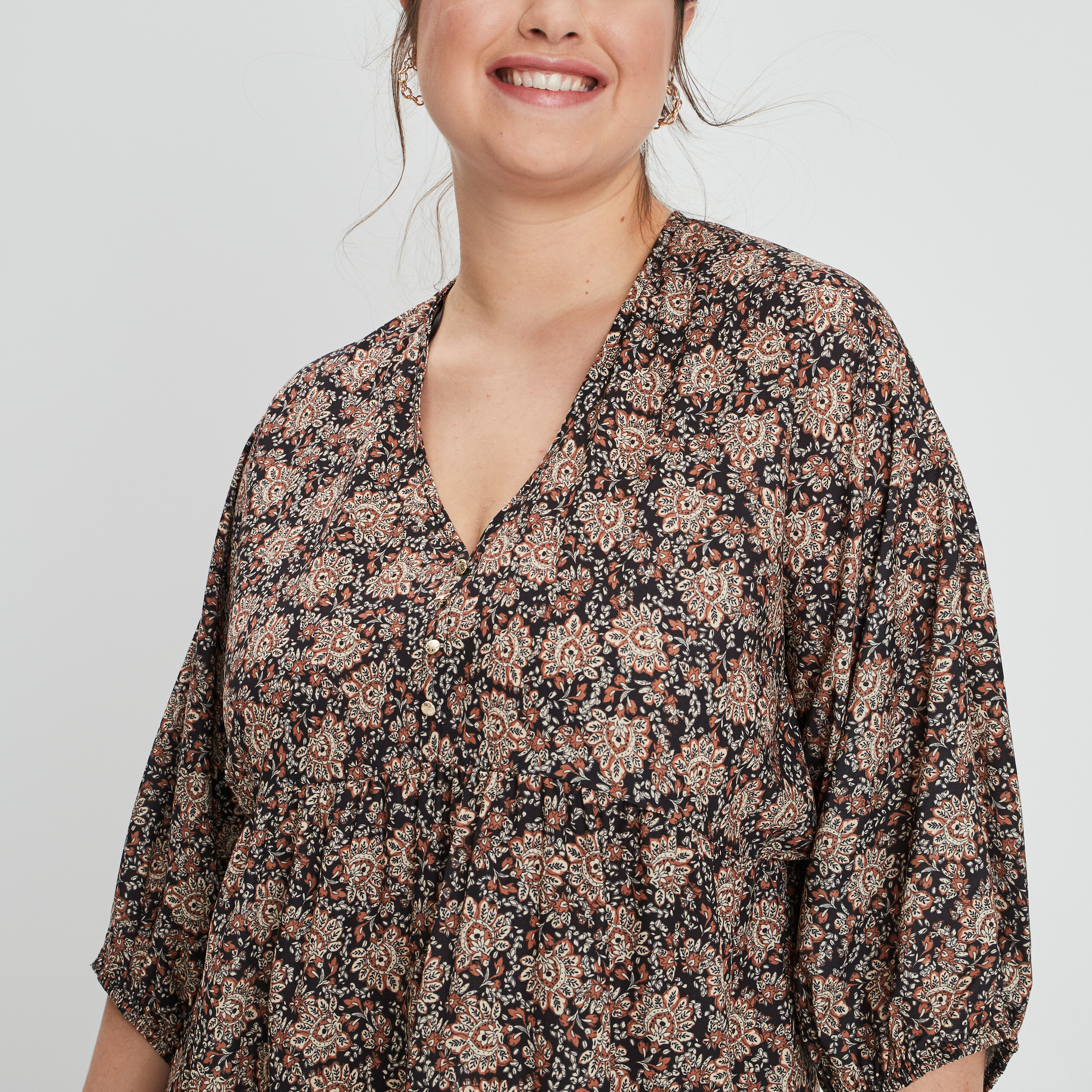 robe fluide manches 34 avec col en v noir femmegt Robe fluide manches 3/4 avec col en V noir femme grande taille