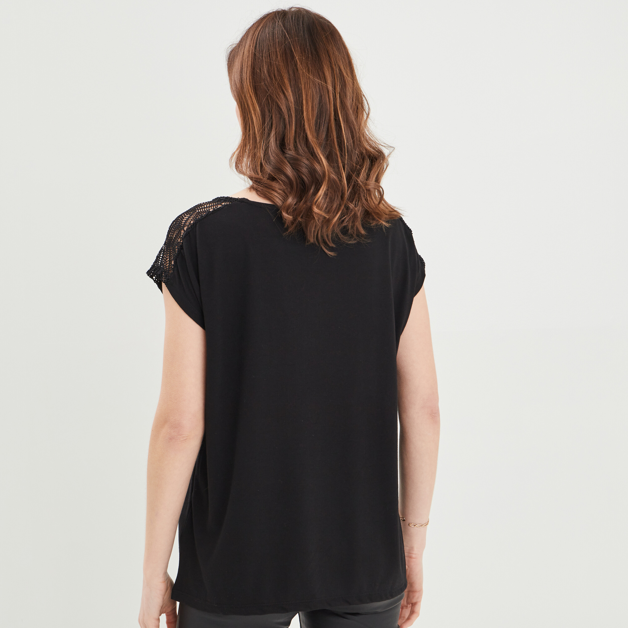 T-shirt manches courtes détails dentelle noir femme