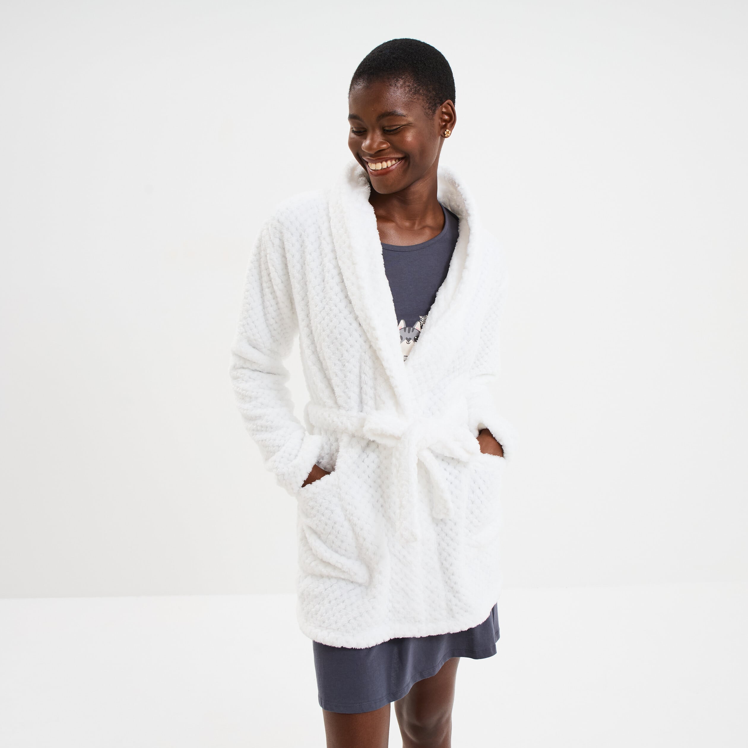 Peignoir mi-long effet polaire ceintur&eacute; blanc femme