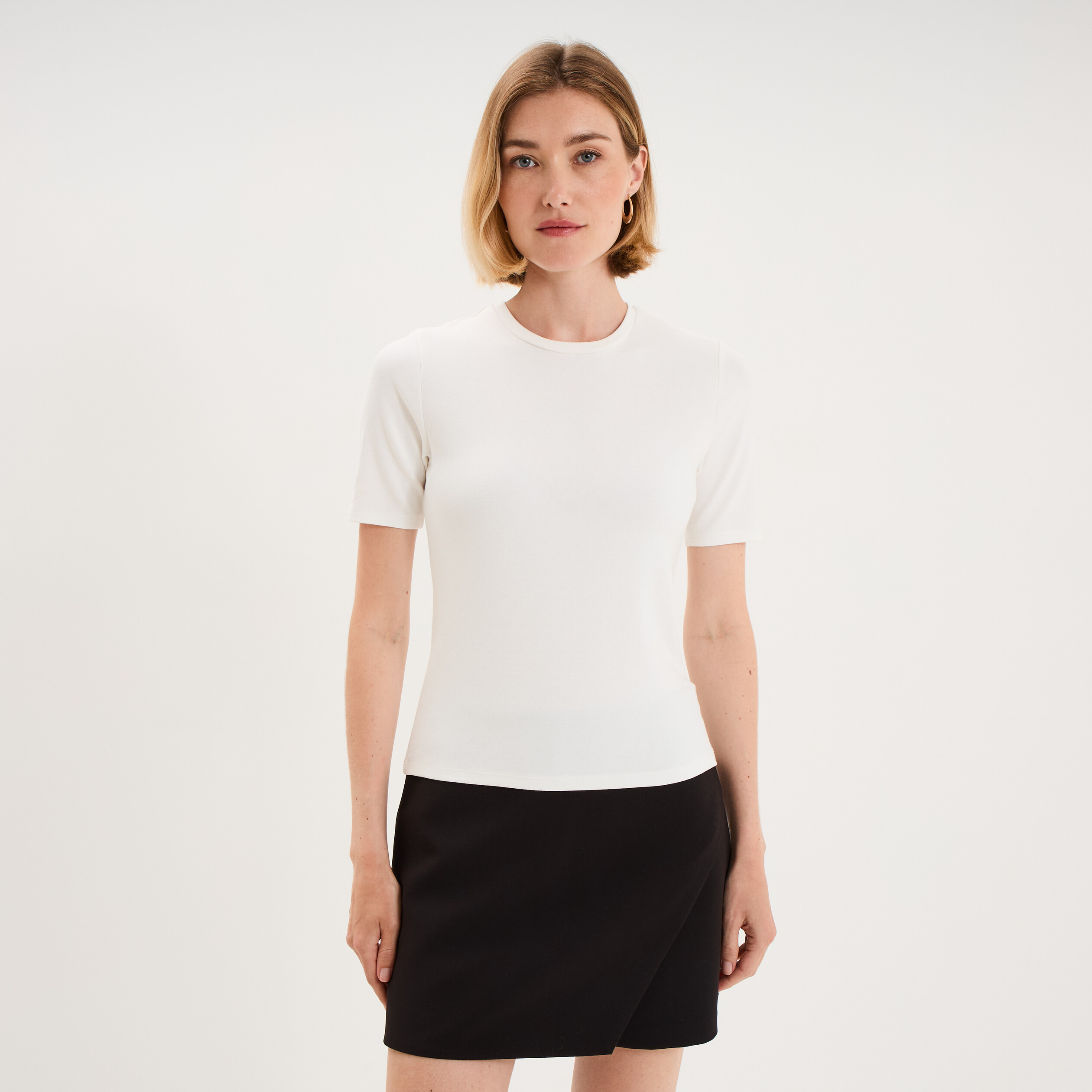 T-shirt col rond manches courtes ajust&eacute; blanc femme