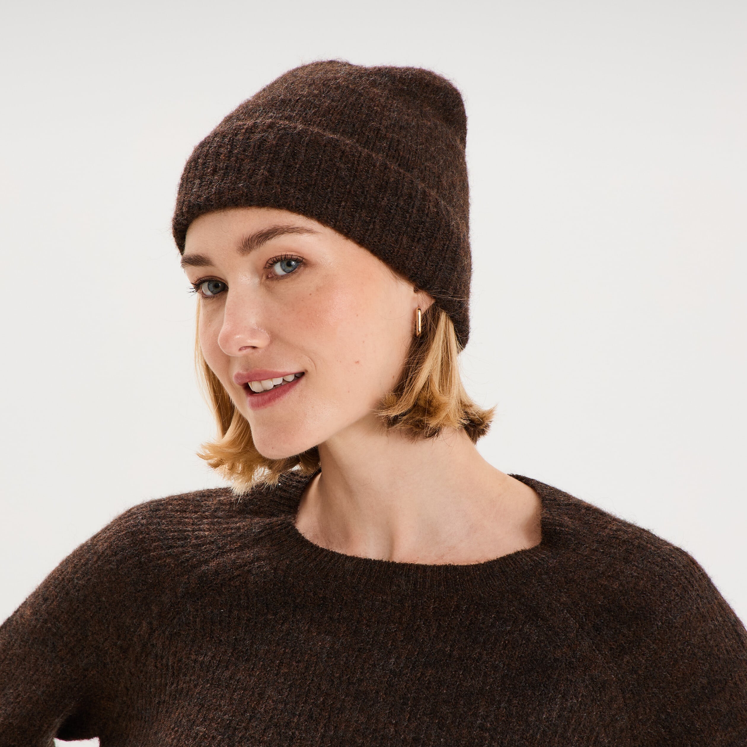 Bonnet maille c&ocirc;tel&eacute;e marron fonc&eacute; femme
