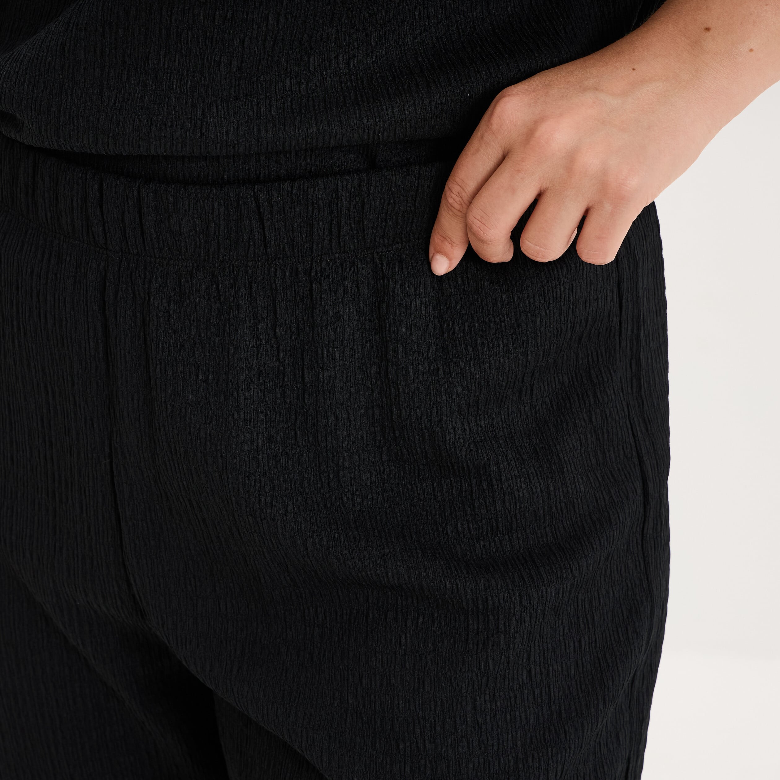 Pantalon effet gaufr&eacute; fluide noir femme grande taille