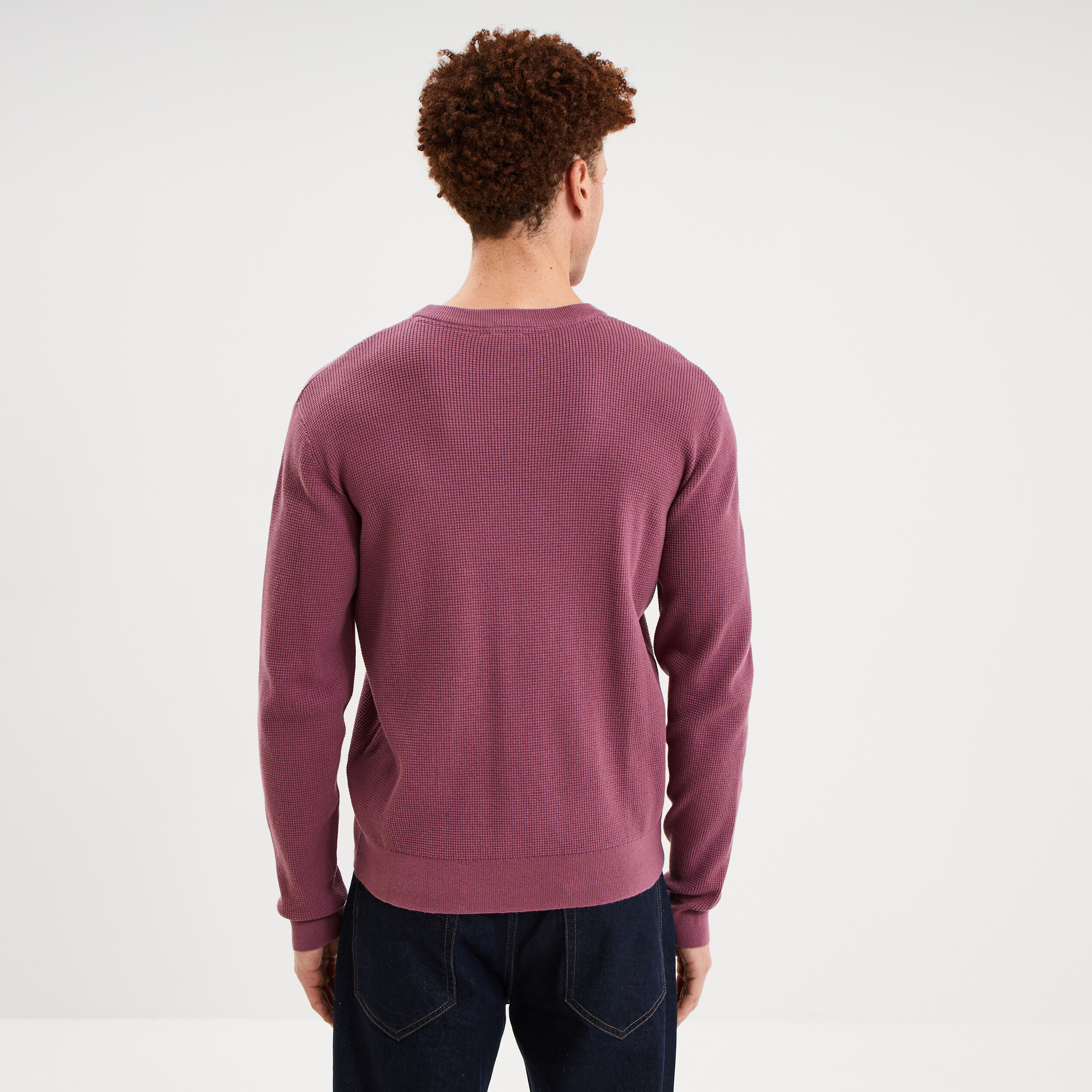Pull en maille textur&eacute;e col rond mauve homme
