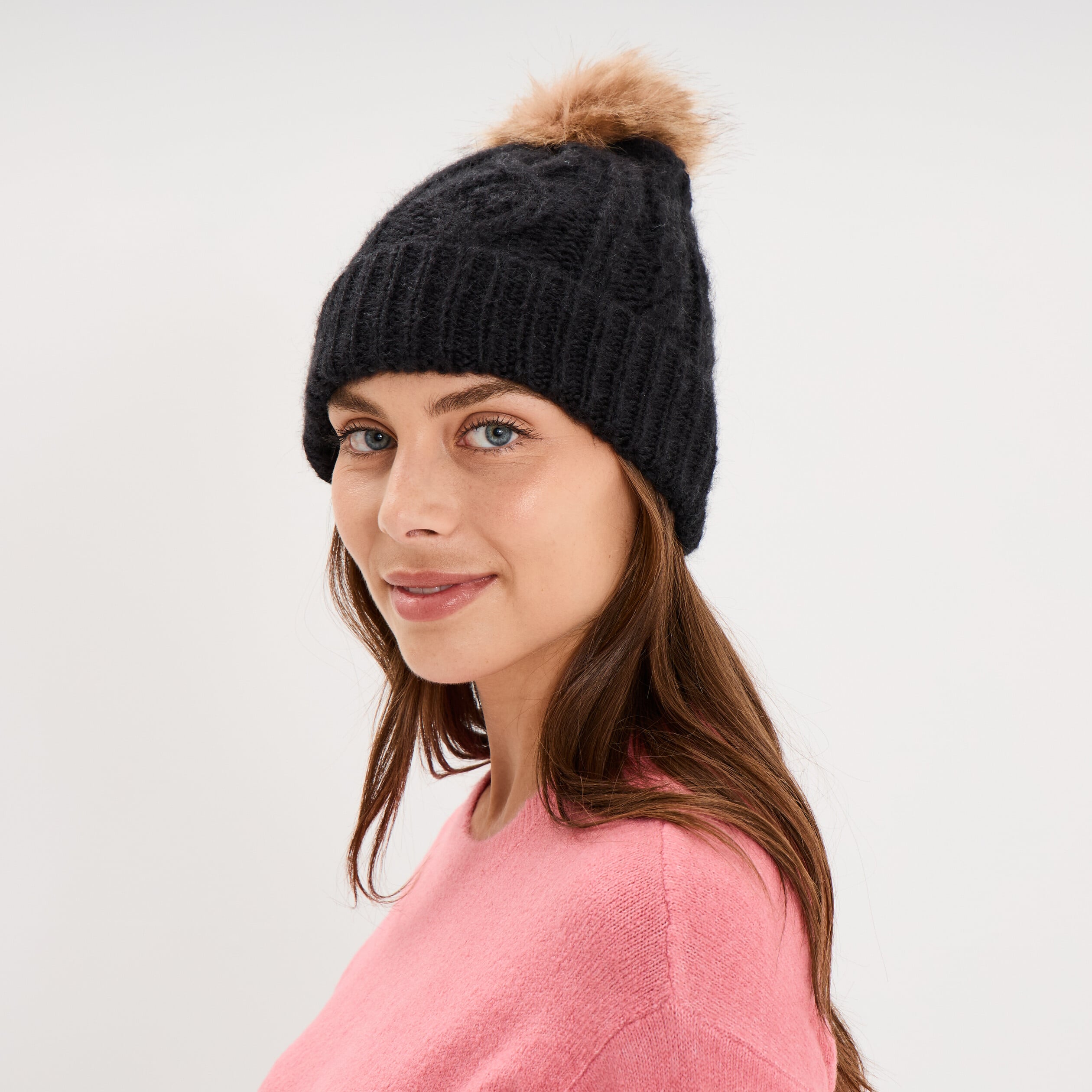 Bonnet &agrave; torsades et pompon noir femme