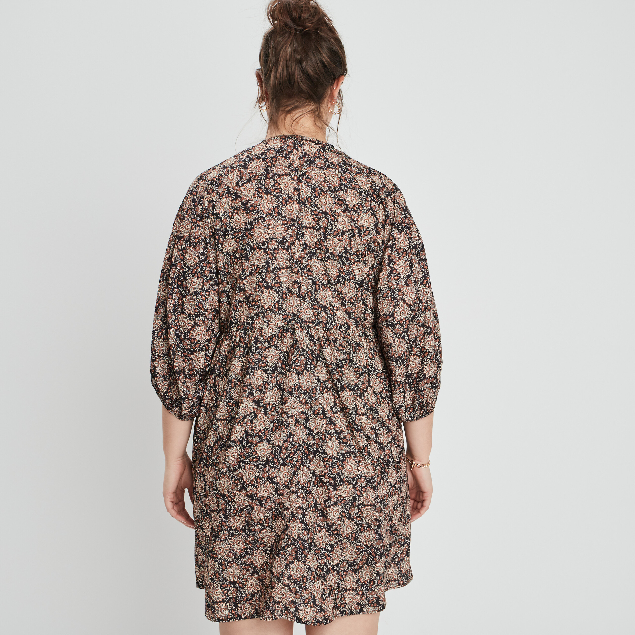 robe fluide manches 34 avec col en v noir femmegt Robe fluide manches 3/4 avec col en V noir femme grande taille