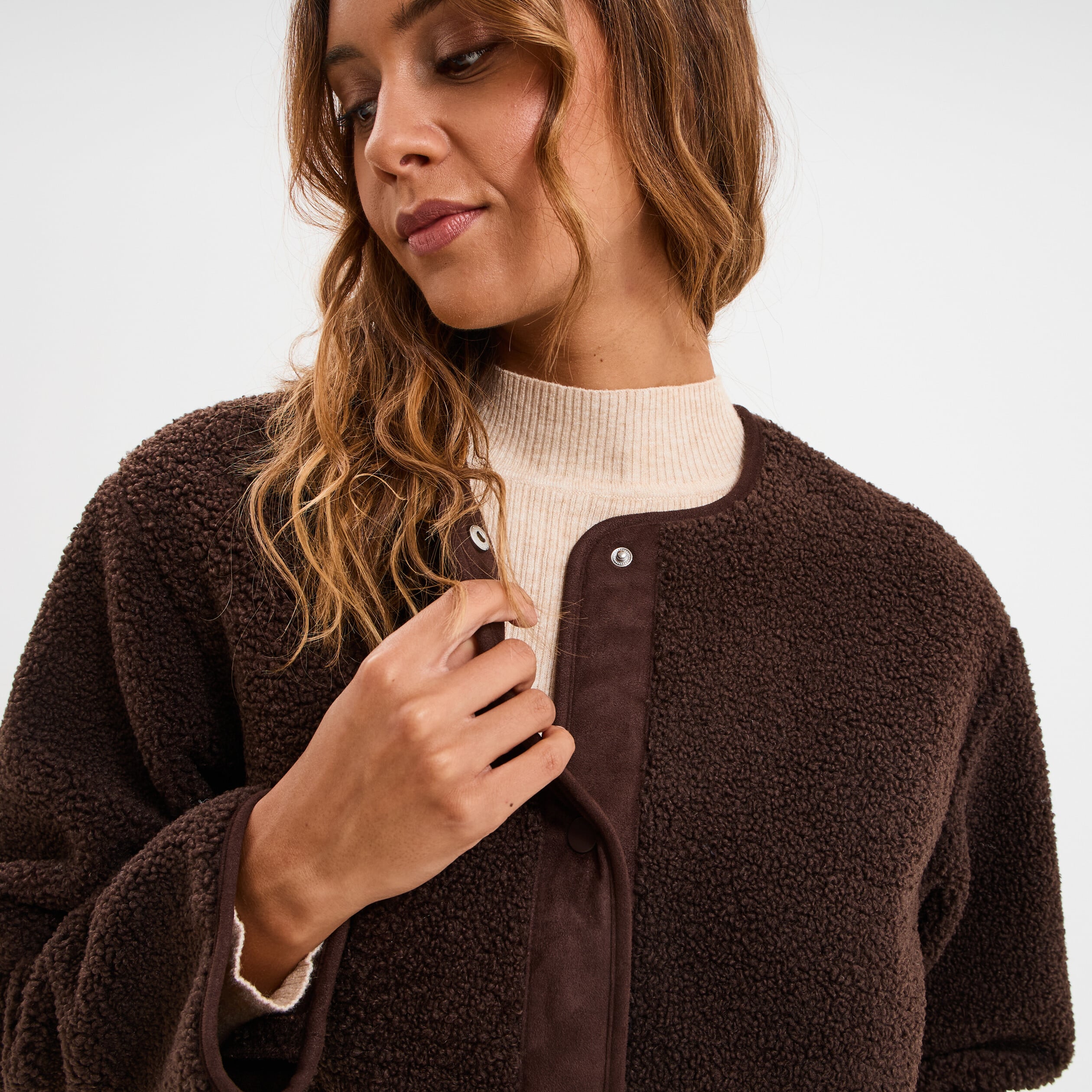 Veste effet polaire boutonn&eacute;e col rond marron fonc&eacute; femme